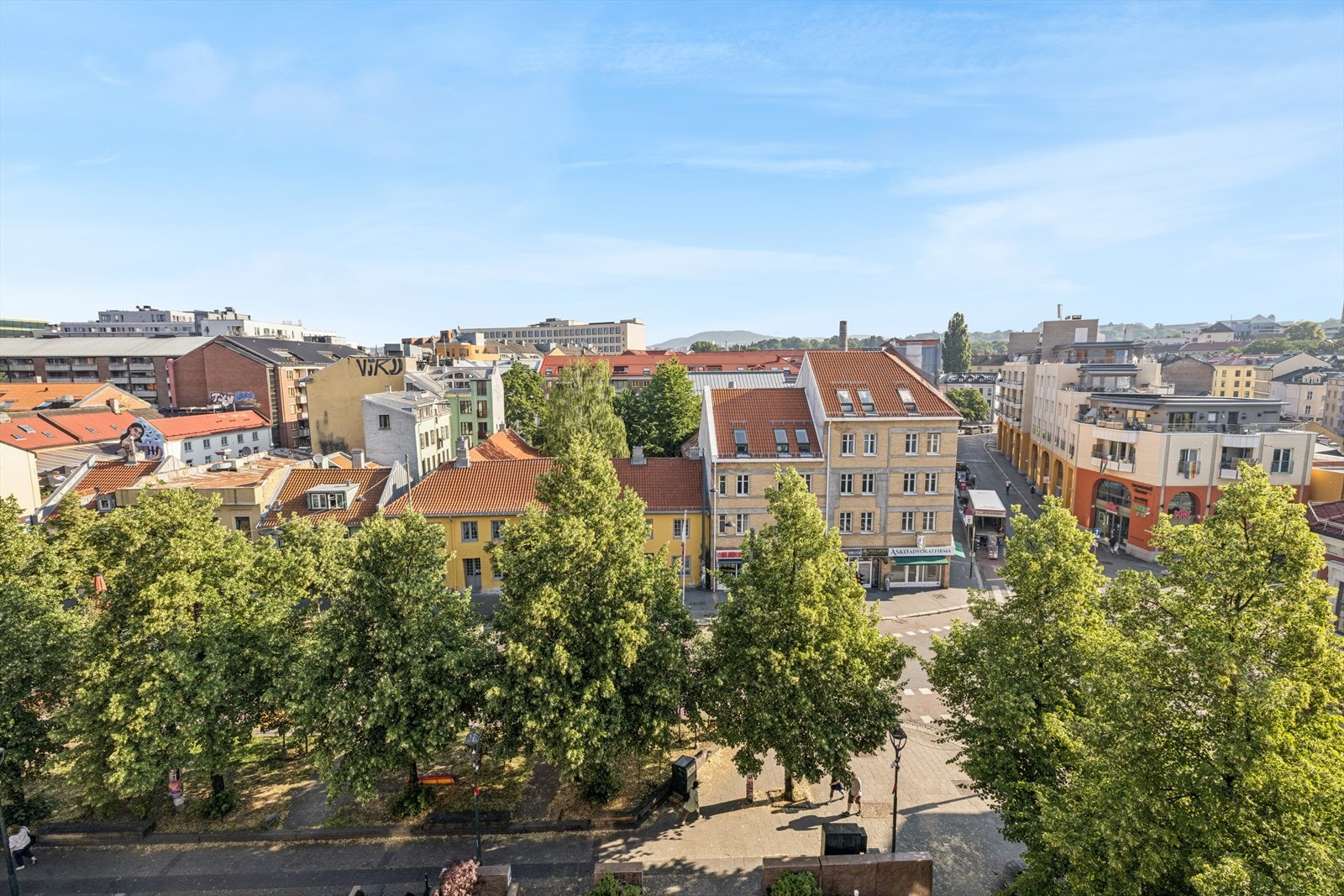 Leiligheten ligger sentralt på Grønland, i en gågate med nærhet til butikker og restauranter. Galleribilde