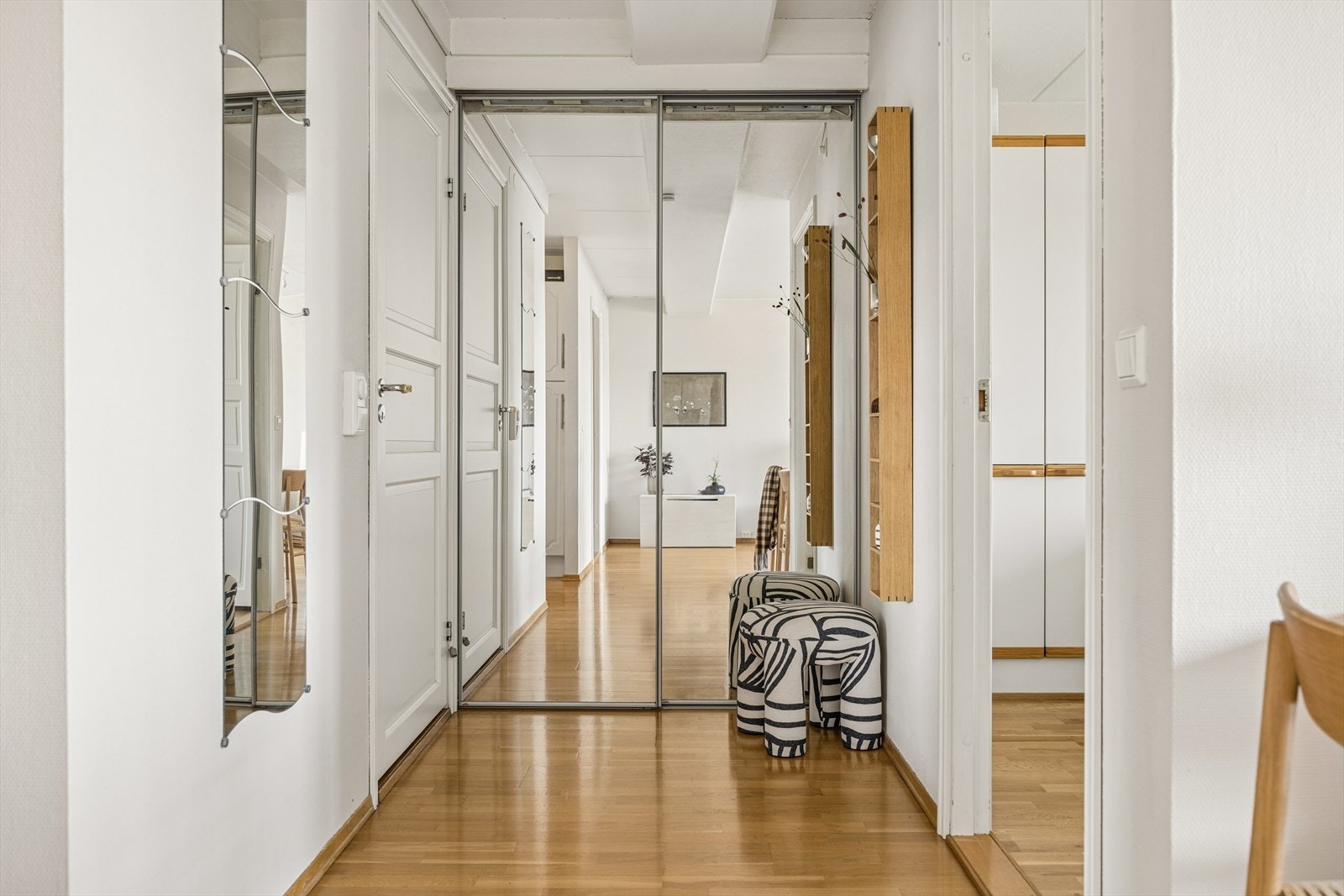 En stor skyvedørsgarderobe som gir rikelig med oppbevaringsplass. Galleribilde