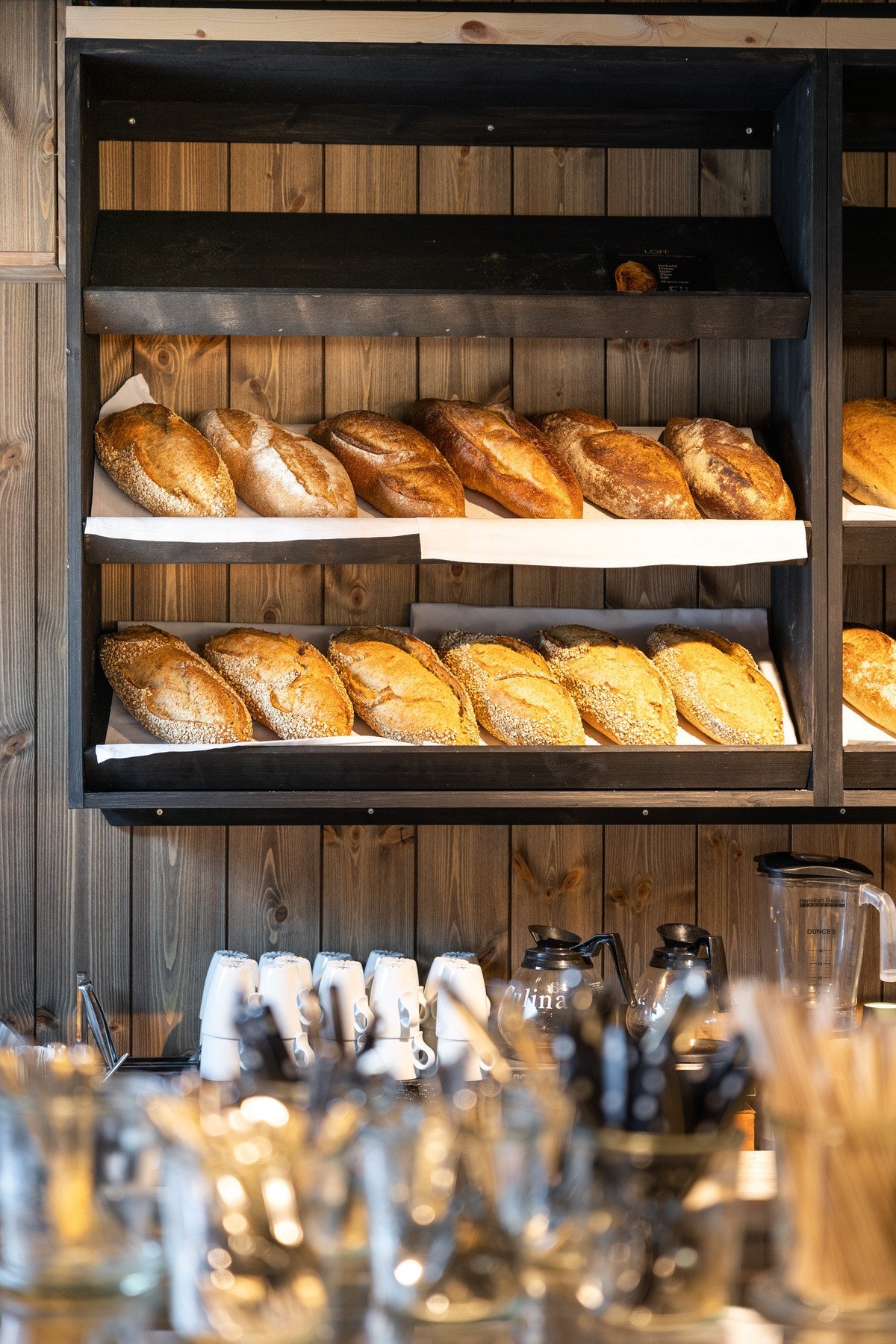 Salg av brød og ferske bakevarer (foto: Bardøla) Galleribilde