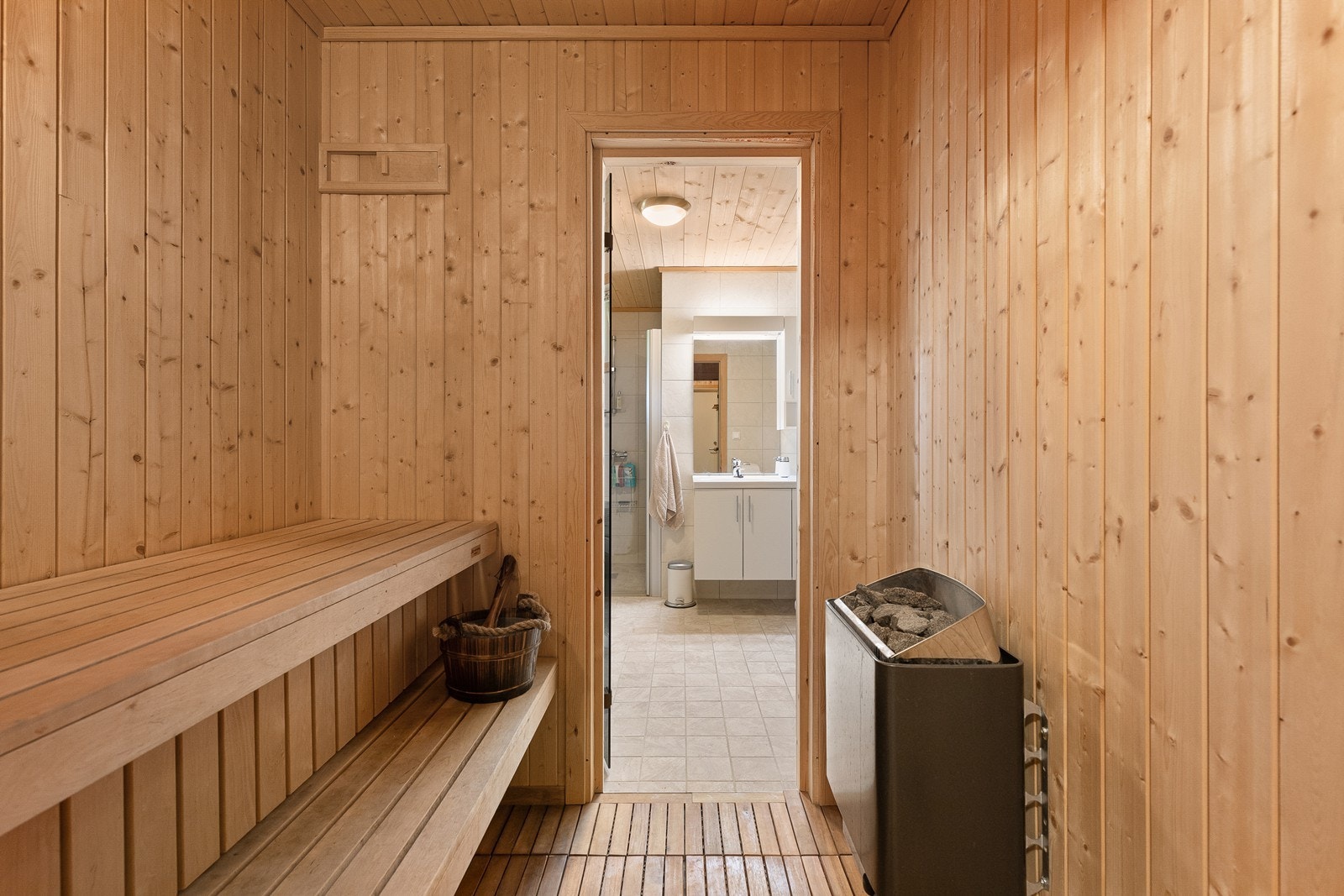 Badstuen har plassbygde benker av tre i to høyder og elektrisk badstueomn. Ein perfekt plass for rekreasjon etter tur i fjellet. Galleribilde