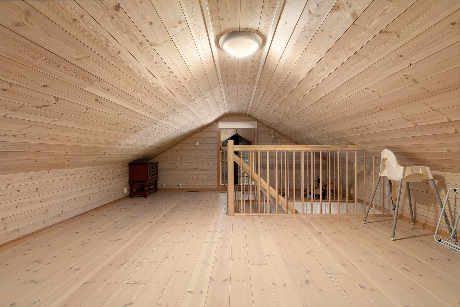 Det er innreia hems med golvareal på 40 m² ( ikkje måleverdig areal grunna låg takhøgde). Galleribilde