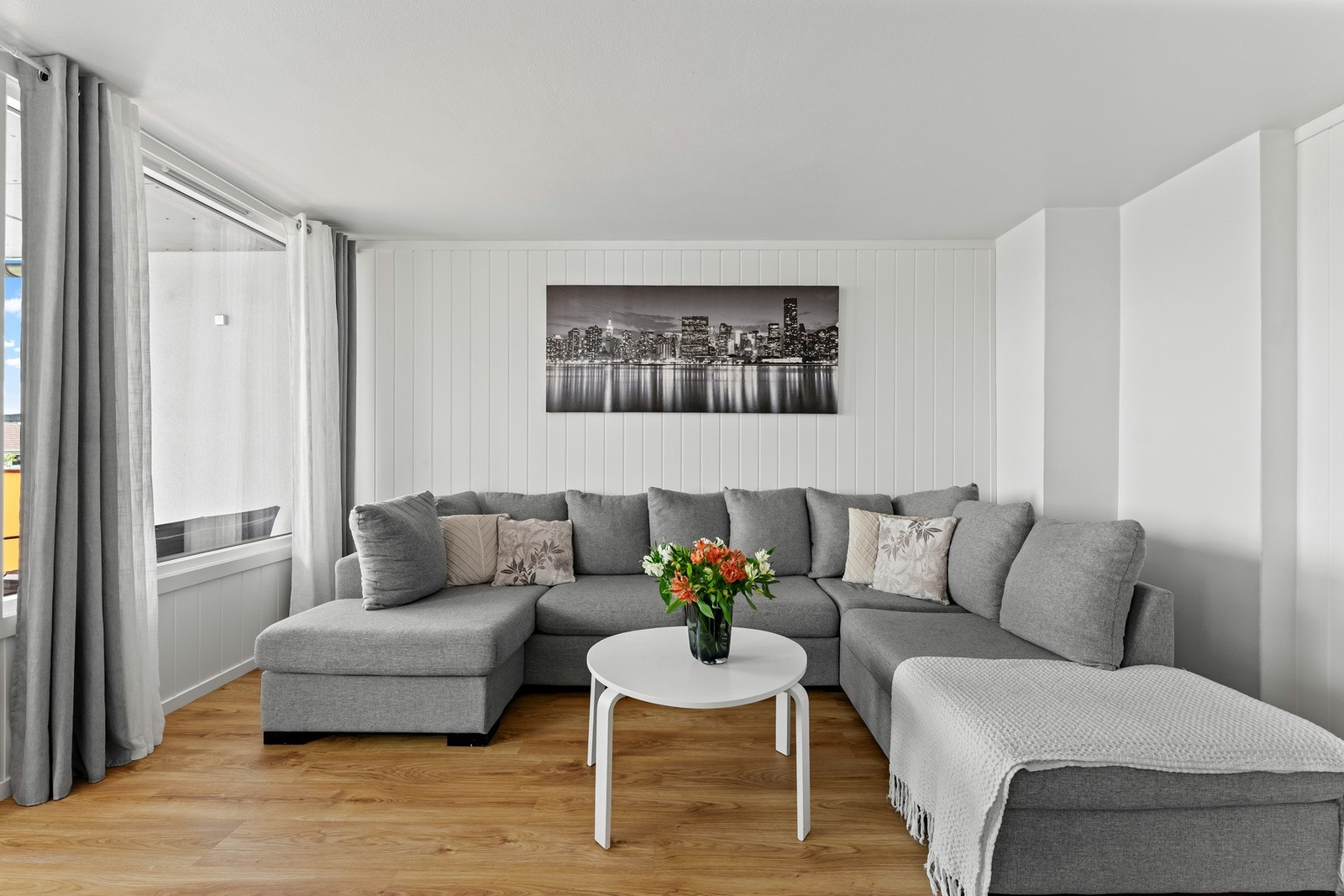 Lys og romslig stue med god plass til både sofagruppe og spisebord. Galleribilde