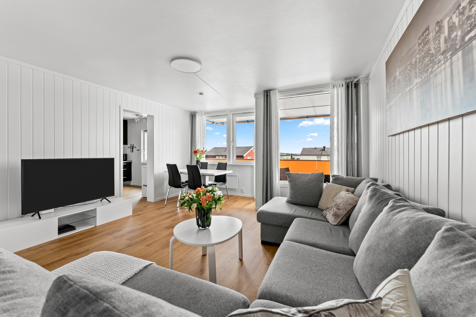 De store vindusflatene slipper inn rikelig med naturlig lys og gir en luftig romfølelse, samtidig som utgangen til den solrike balkongen forlenger oppholdsrommet. Galleribilde