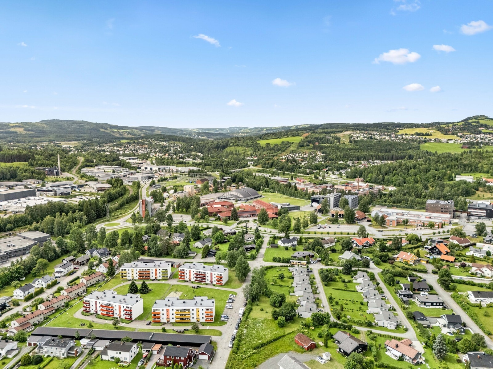 I nærområdet finner du barnehager, skoler, dagligvarebutikk, treningssenter og gode tur- og rekreasjonsmuligheter. Galleribilde