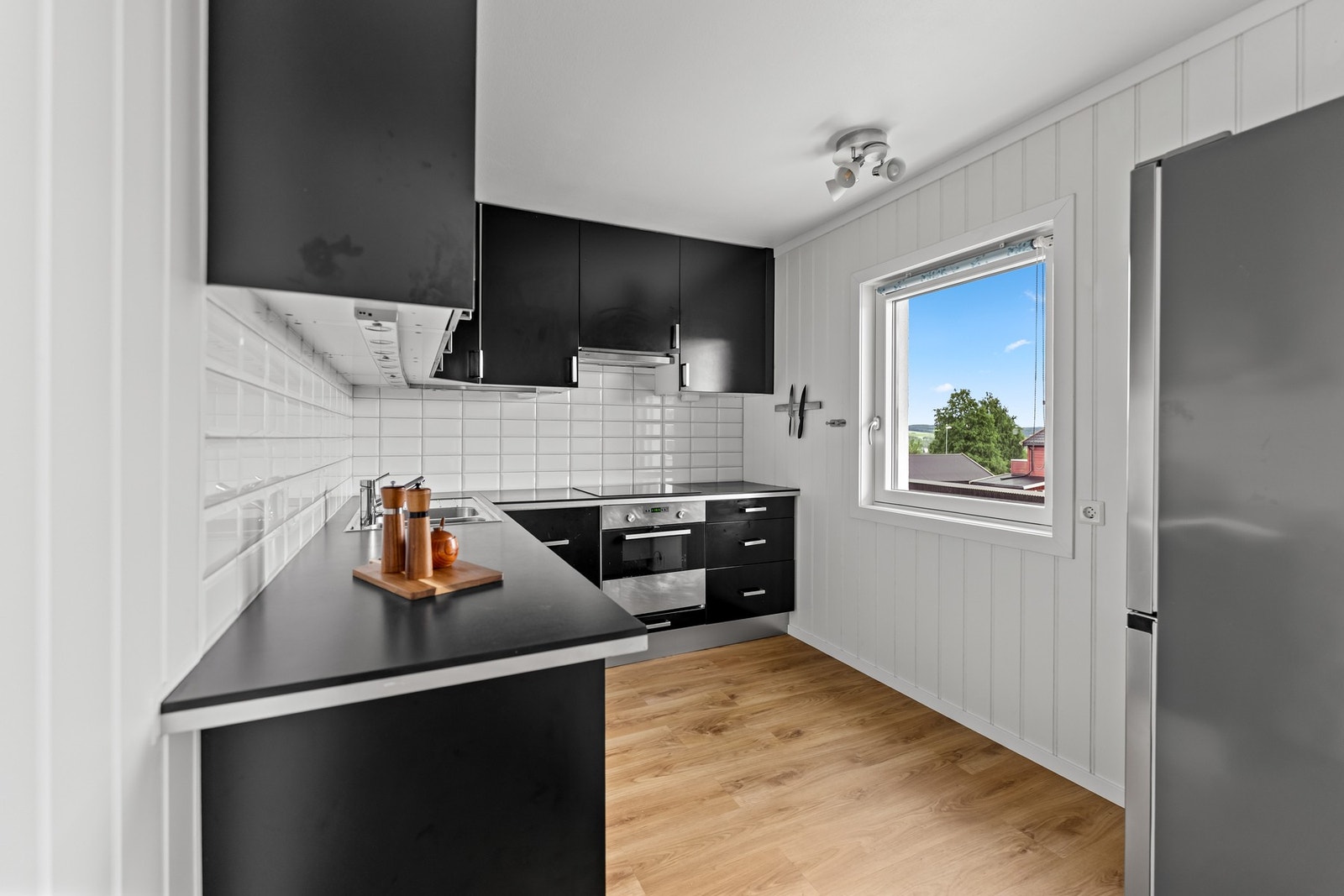 Kjøkkenet har en moderne innredning med glatte fronter og laminat benkeplate. Galleribilde