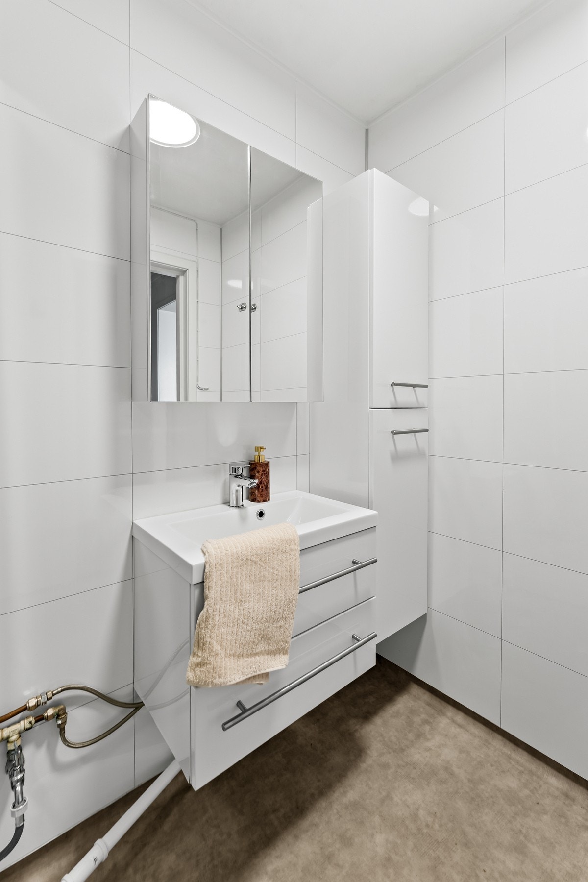 Det er opplegg og plass til vaskemaskin. Ventilasjonen skjer via naturlig ventilasjon. Galleribilde