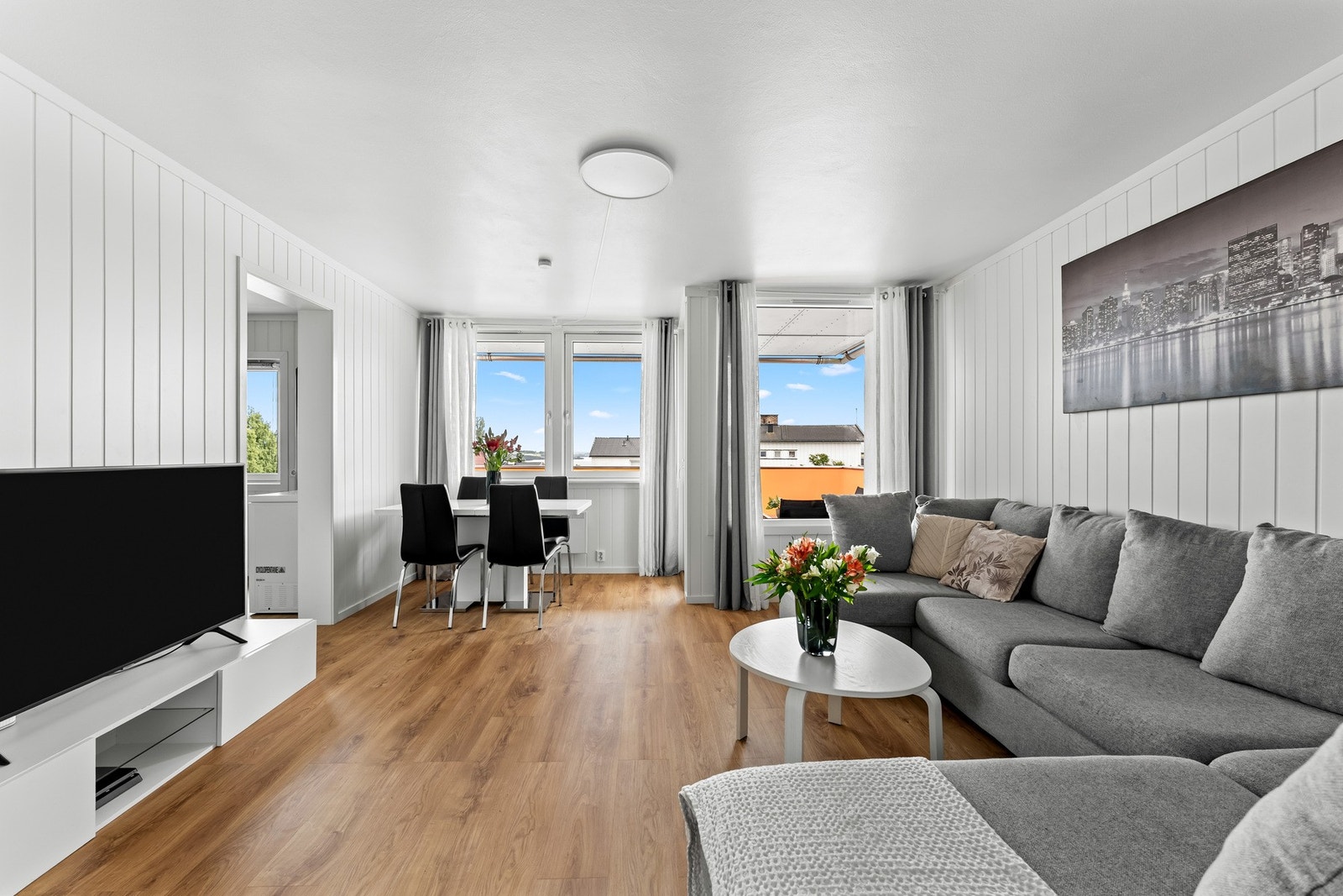 Stuen har en funksjonell planløsning med flere naturlige møbleringssoner og god plass til ønsket inventar. Galleribilde