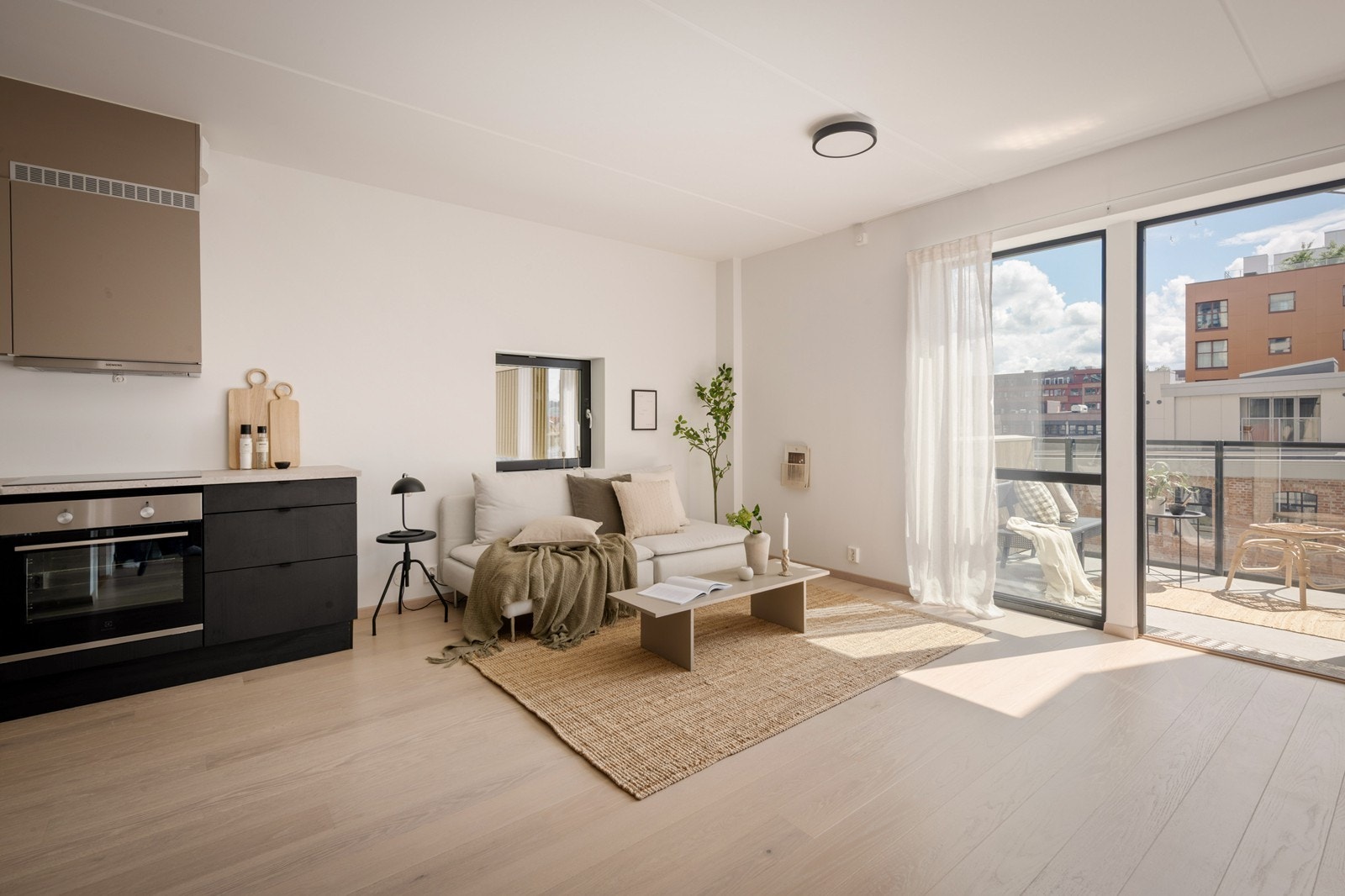 Fra stuen er det direkte utgang til solrik balkong Galleribilde