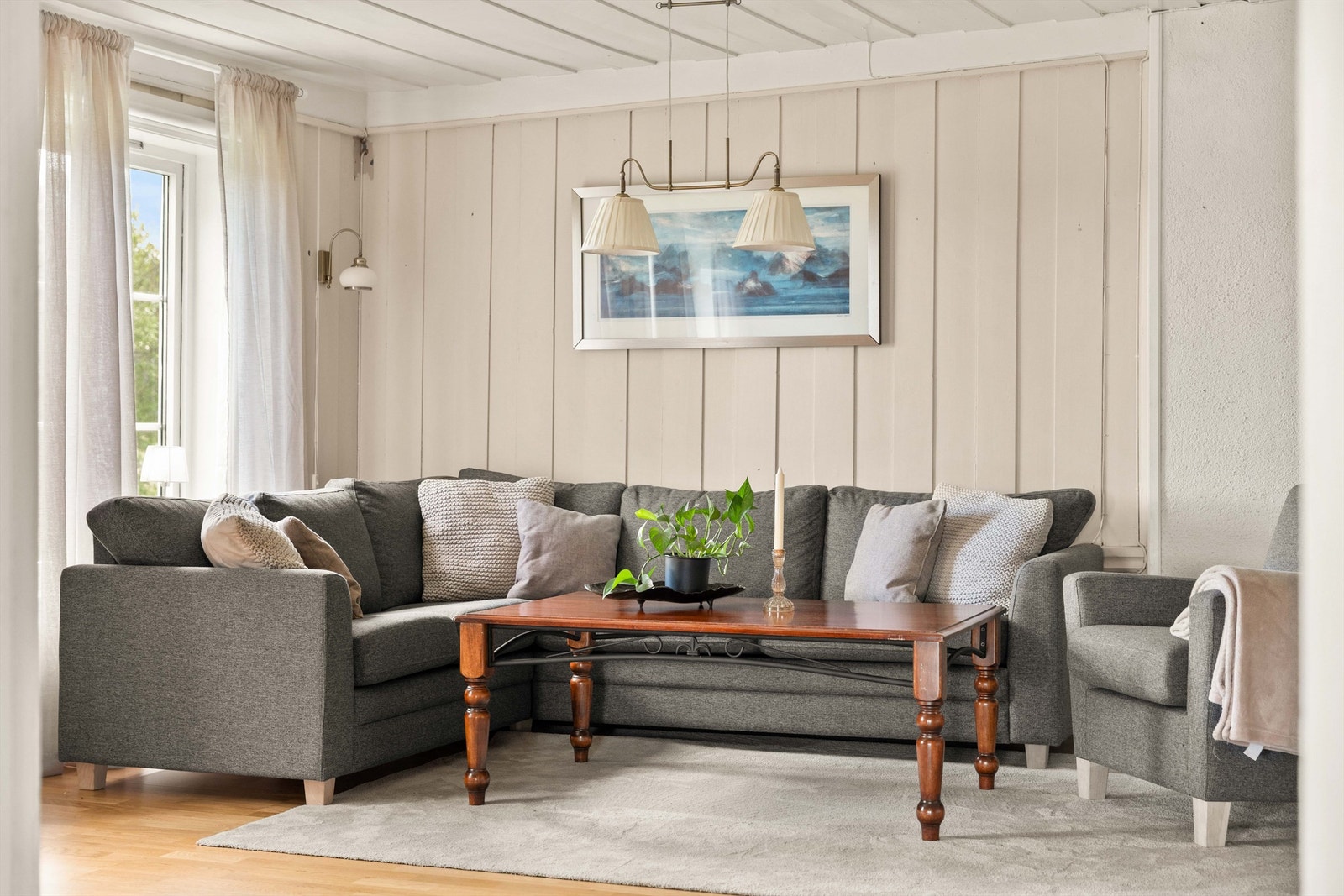 Fleksibiliteten i etasjen gjør det enkelt å skape ulike soner for familien. Galleribilde