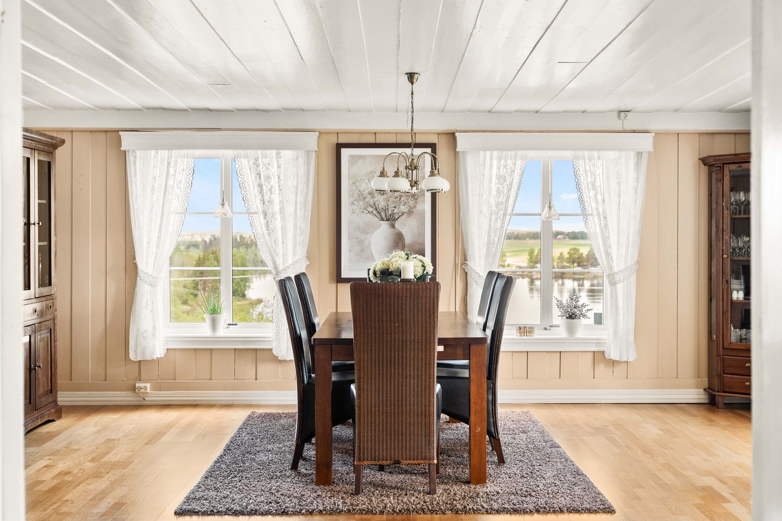 Spisestuen har plass til et stort spisebord og har utsikt mot eiendommens uteområder. Galleribilde