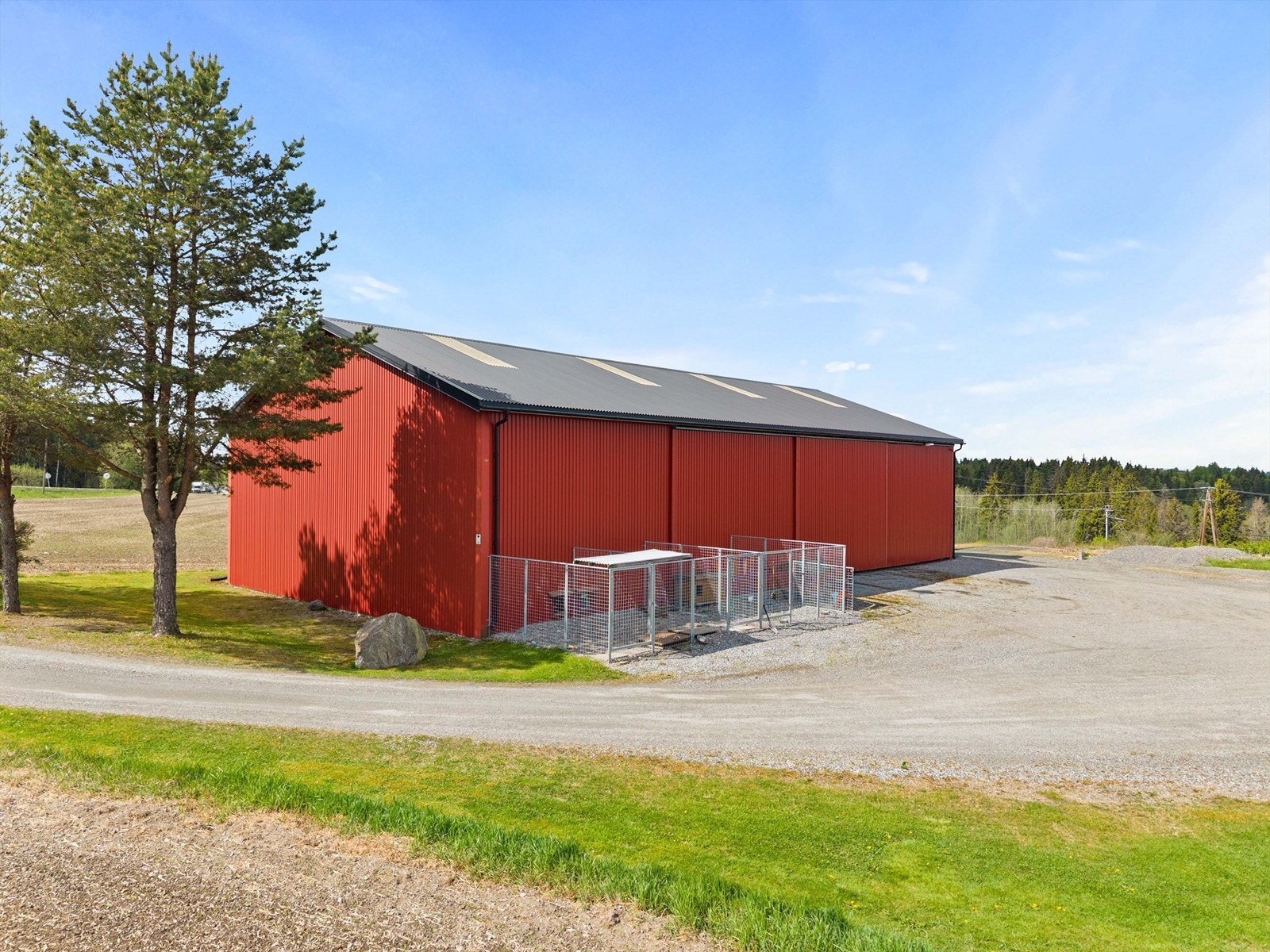 Stort redskapskjul på 325 m², oppført i 1999/2000. Bygningen er uisolert med vegger av profilerte metallplater. Galleribilde