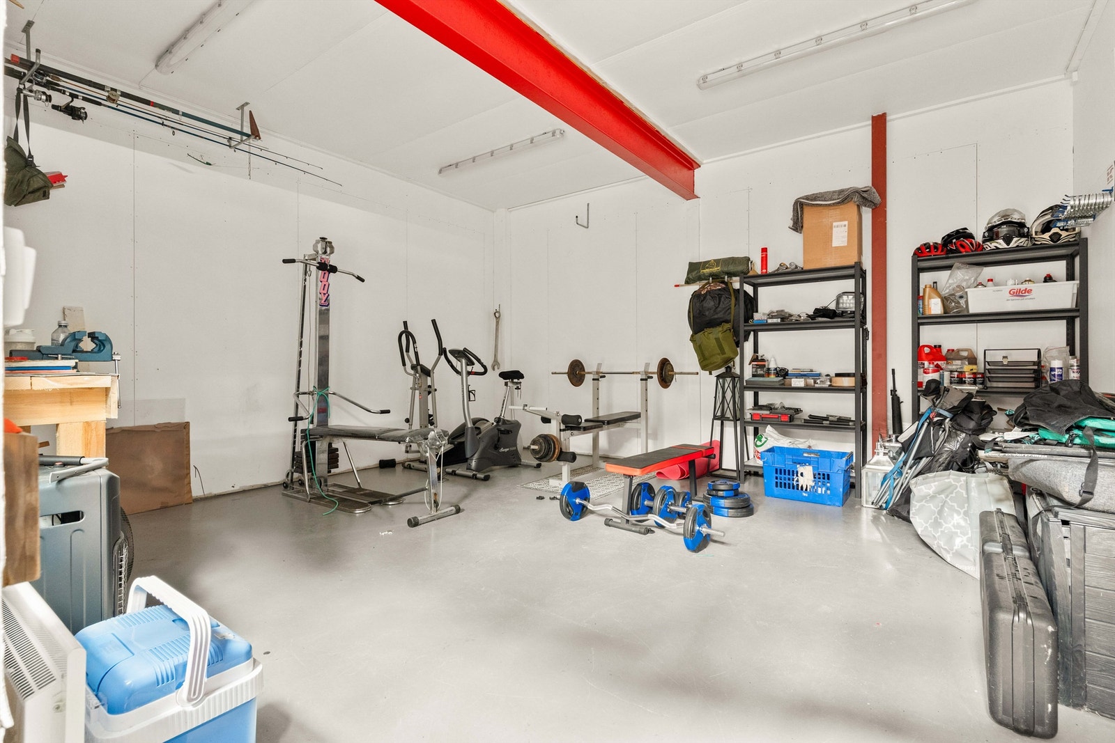 Inne i redskapskjulet er det et isolert rom på 28 m², perfekt for verksted eller hobbyrom. Galleribilde