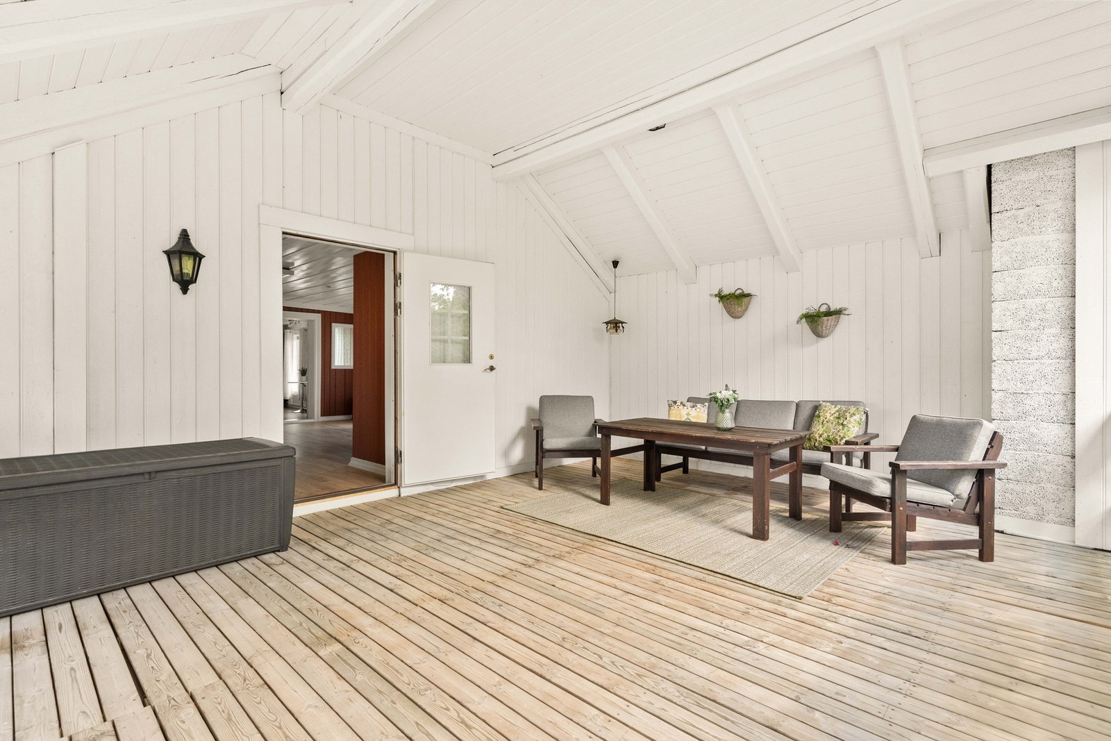 Verandaen er en lun og skjermet uteplass med god plass til sittegruppe. Galleribilde