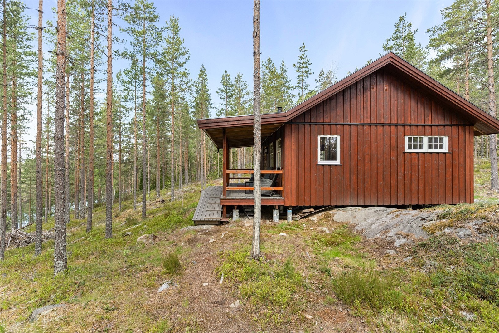 Skogshusværet har et overbygd inngangsparti og er fundamentert på betongsøyler på fjell. Galleribilde