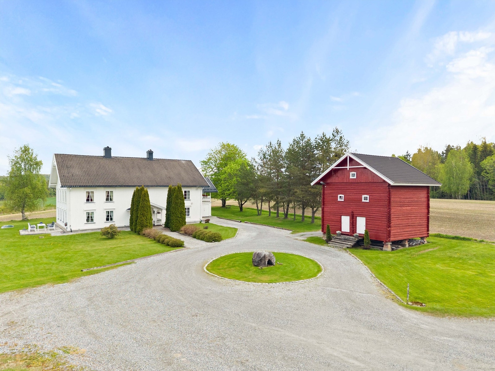 Oversikt over tunet med våningshuset og det laftede stabburet. Galleribilde