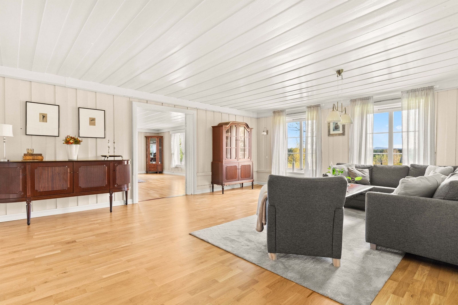 Storstuen har parkettgulv og store vindusflater som slipper inn rikelig med dagslys. Galleribilde