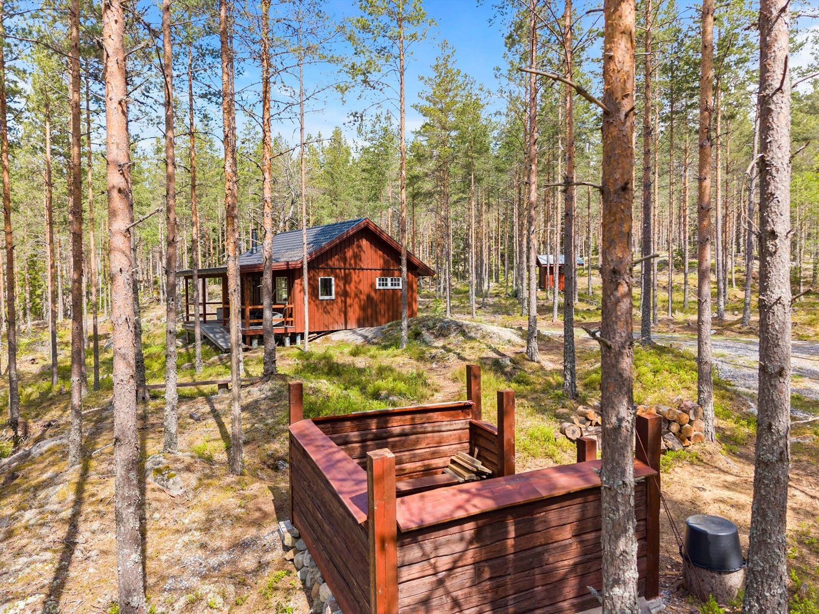På eiendommen ligger også et skogshusvær, idyllisk plassert i skogsteigen. Galleribilde