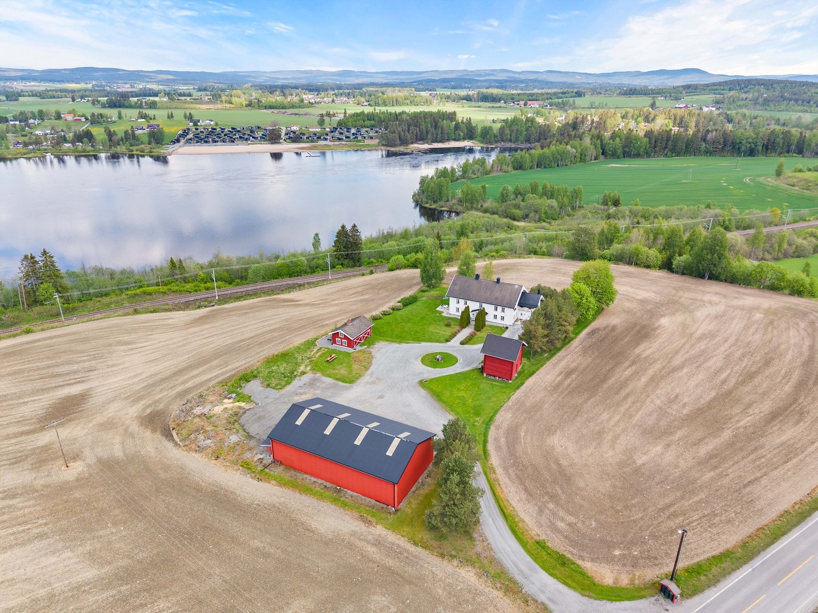 Eiendommen strekker seg over et stort areal med både dyrket mark og skog.
Foto: Anders Botnmark. Galleribilde