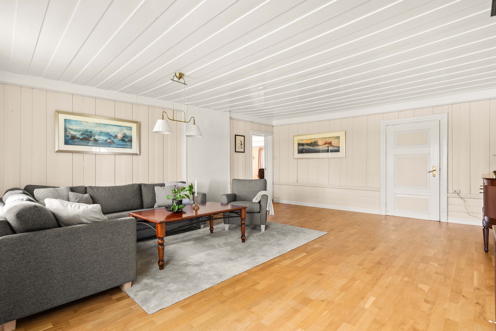 Rommet er lett å møblere med god plass til flere sittegrupper. Galleribilde