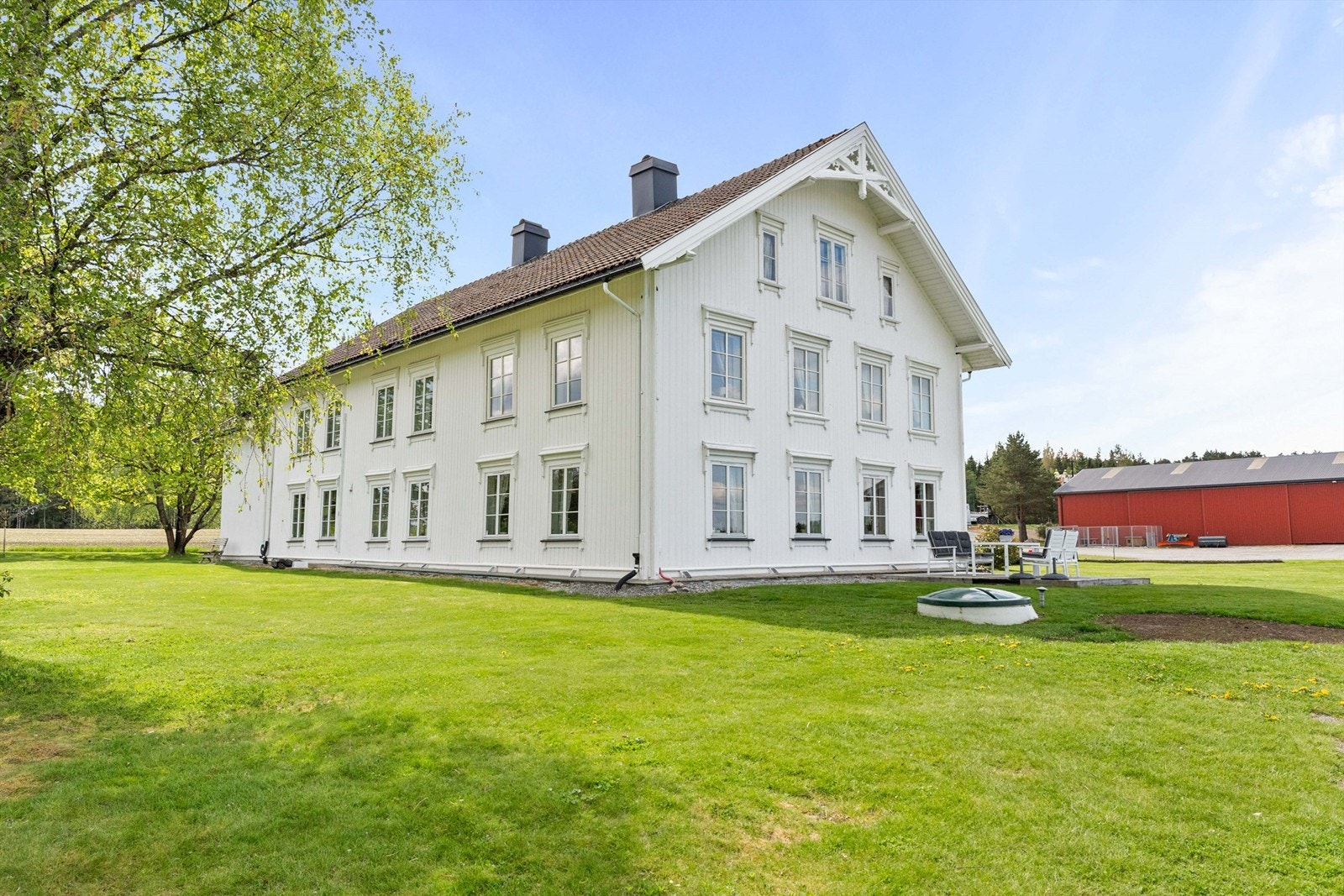 En historisk landbrukseiendom fra 1856. Våningshuset er oppført i laftet tømmer, og er etterisolert og har fått nye vinduer i 2002.
Foto: Anders Botnmark. Galleribilde