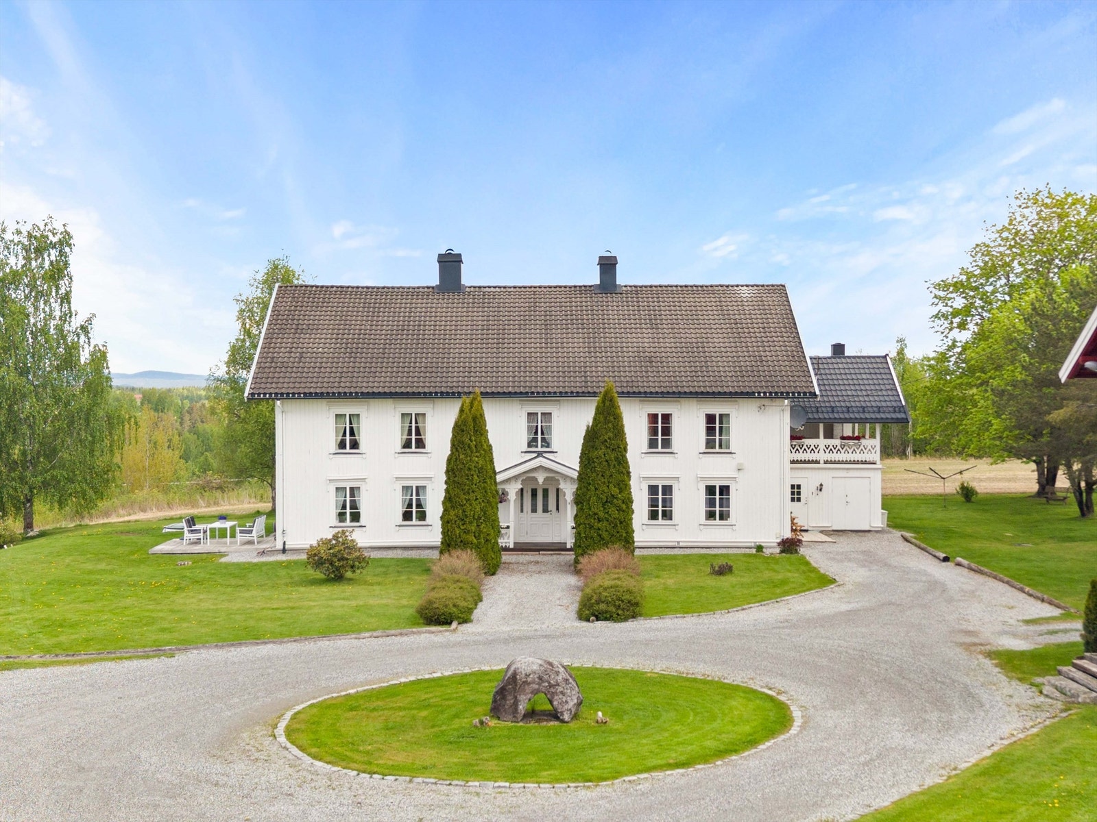 Hele bygningen er etterisolert og kledd med stående perlestaffpanel av god kvalitet fra 1920. Galleribilde