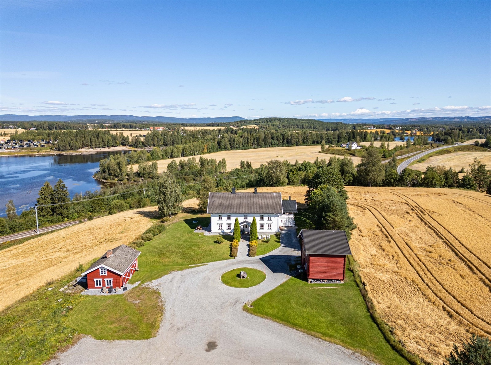 Tunet med våningshus, stabbur og bryggerhus, sett fra luften. Galleribilde