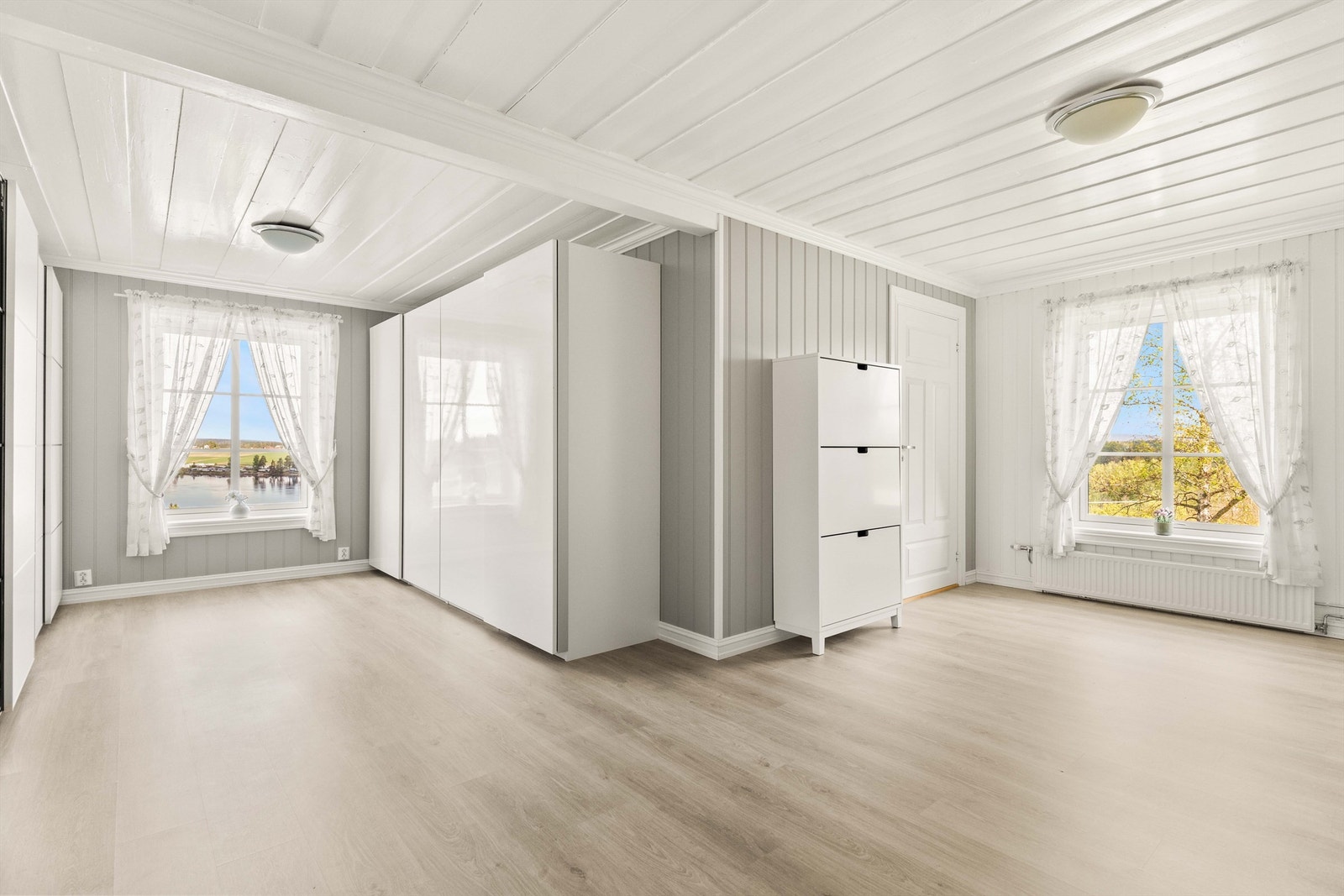 Dette rommet har laminatgulv og rikelig med garderobeplass. Galleribilde