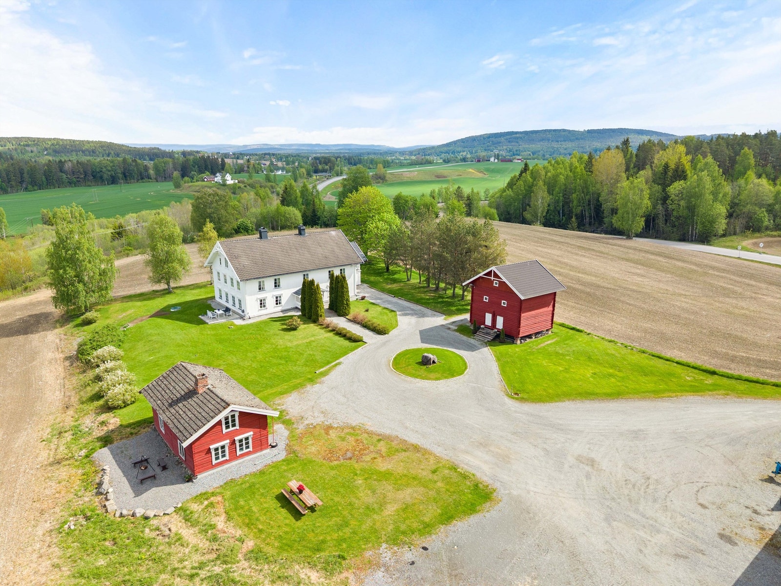 Fra eiendommen er det vidstrakt utsikt over landskapet og vannet. Galleribilde