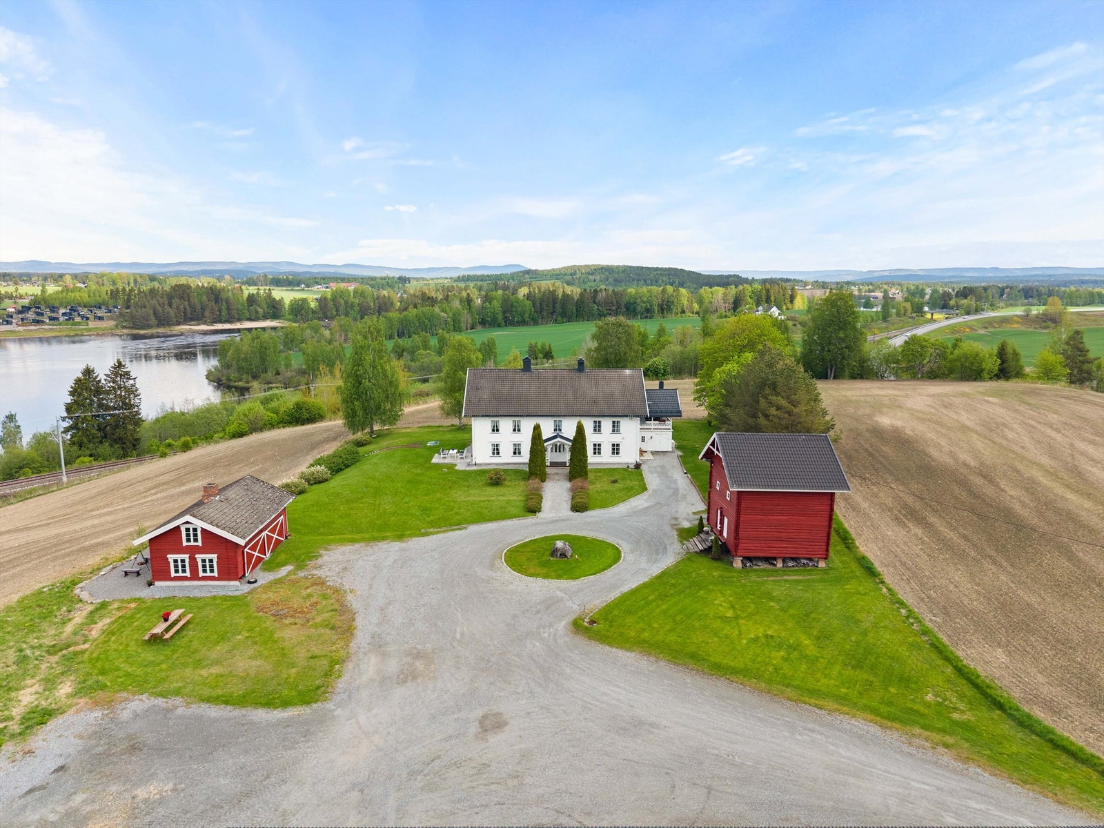 Eiendommen ligger i et åpent og vakkert kulturlandskap i Nes kommune. Galleribilde