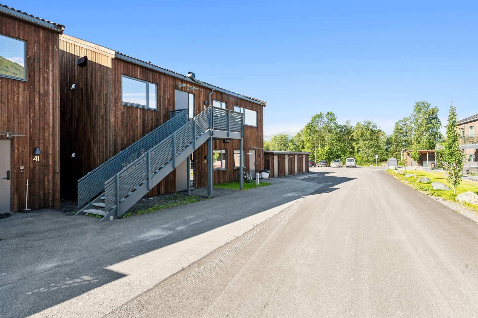 Trapp til inngangsparti fra rolig bakgate. Galleribilde
