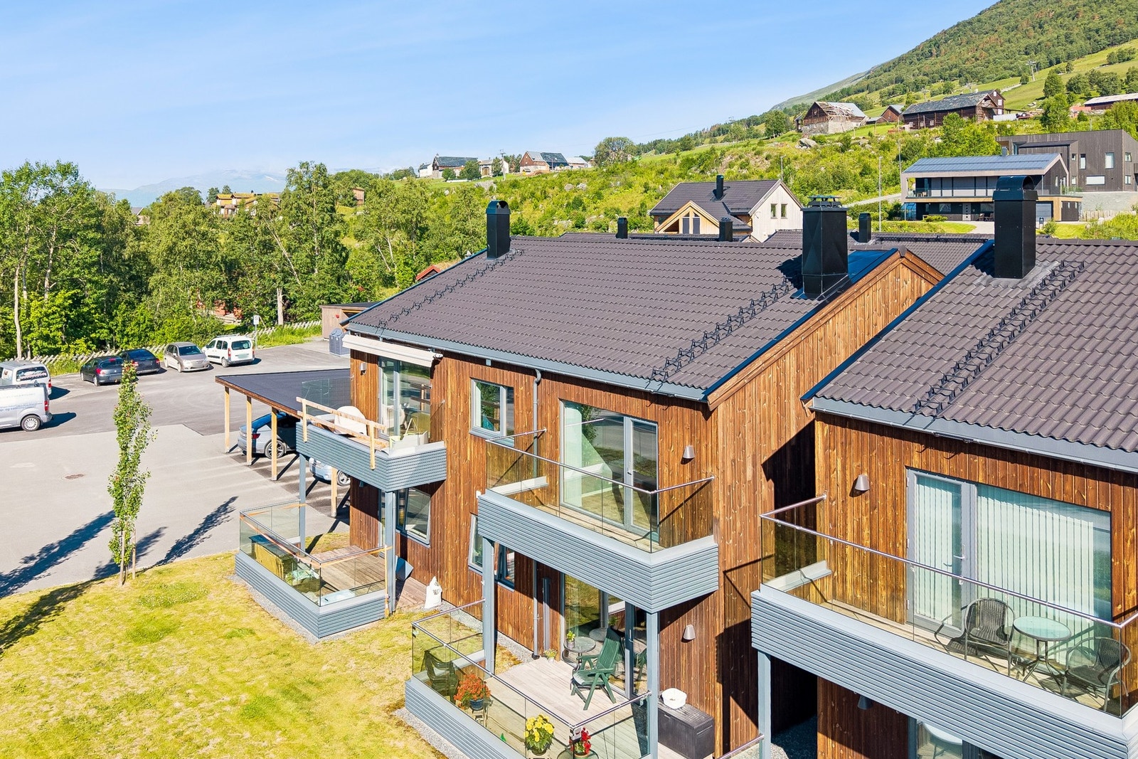 Carport med bod følger også med boligen. Galleribilde