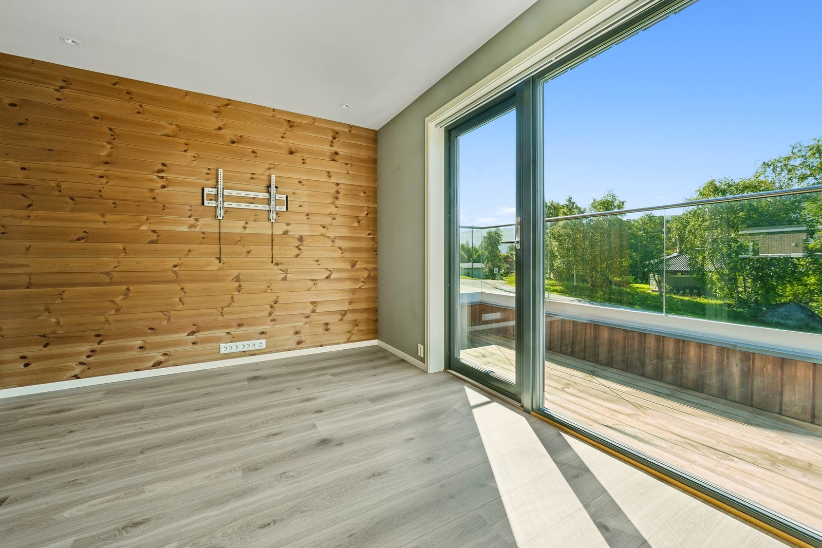 Leiligheten kombinerer det unike med å ha tilgang til skiløype rett utenfor døra, tilgang til skiheisen samtidig er det en kort spasertur til sentrum. Galleribilde