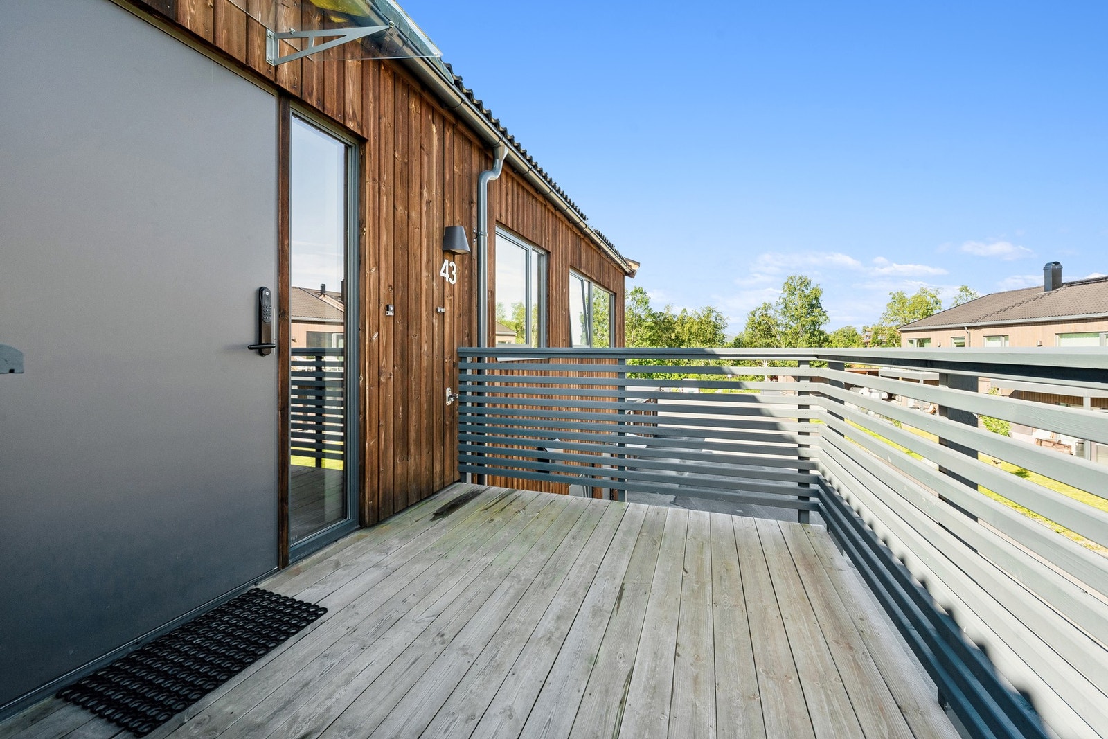 Selve leiligheten skiller seg også ut ved at man har romslig inngangsparti i 2. etasje som fungerer som en ekstra uteplass i tillegg til balkongen. Galleribilde