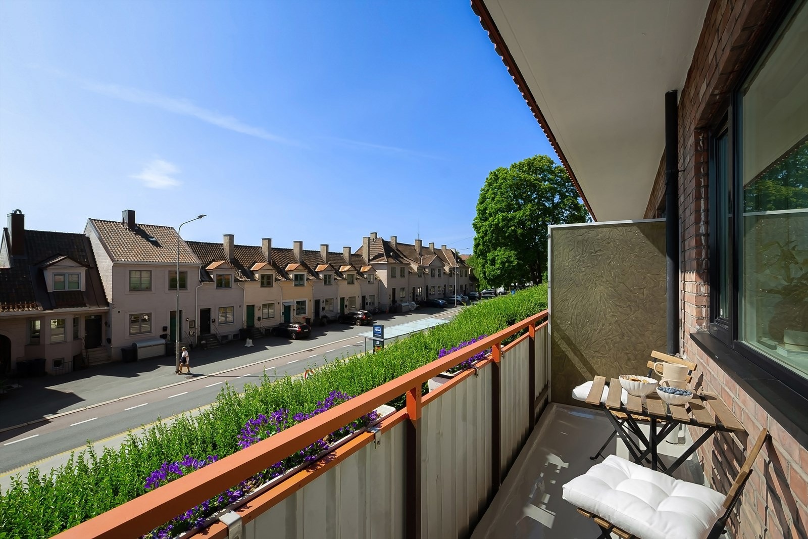 I vår- og sommerhalvåret blir balkongen en naturlig forlengelse av stuen, perfekt for hyggelige stunder med familie og venner. Galleribilde