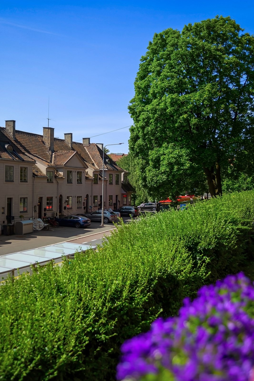 Leiligheten ligger i en høy 1.etasje med forhage og minimalt innsyn. Galleribilde