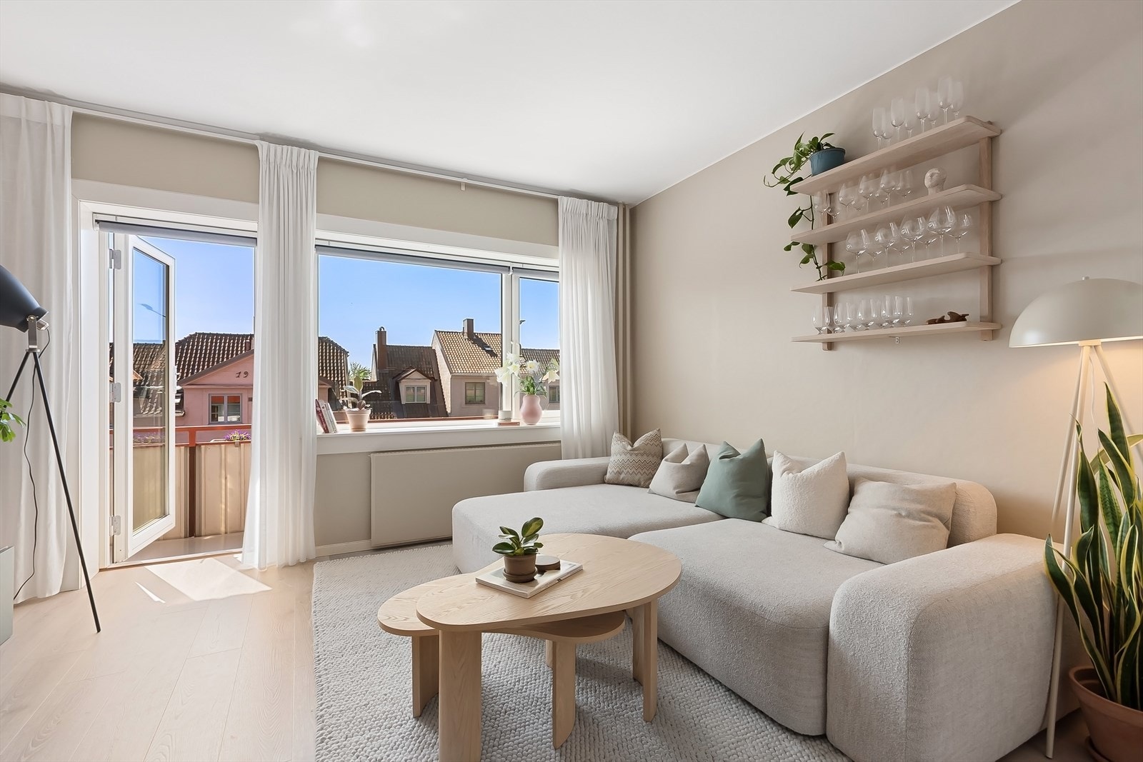 Overflatene er malt i en lys beigetone og det er lagt flott en-stavs laminat på gulv. Galleribilde