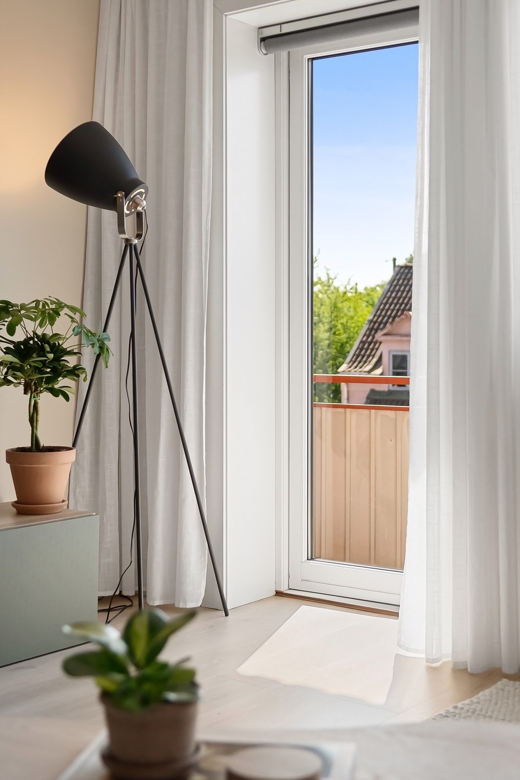 Fra stuen er det utgang til sydvestvendt balkong. Galleribilde