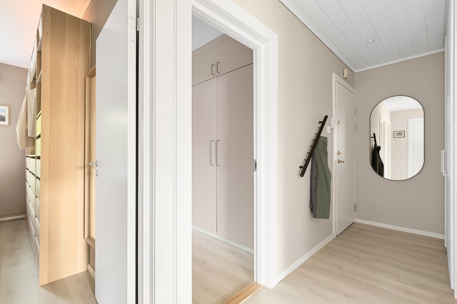Begge soverom har inngang fra entrè. Galleribilde