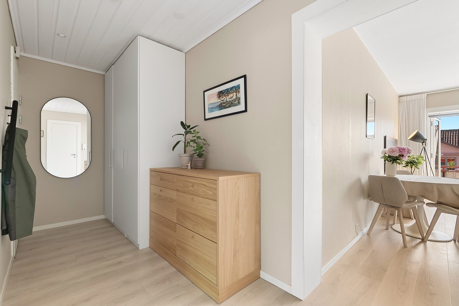 Leiligheten har en lys og åpen entré som skaper et umiddelbart godt førsteinntrykk - Velkommen inn! Galleribilde