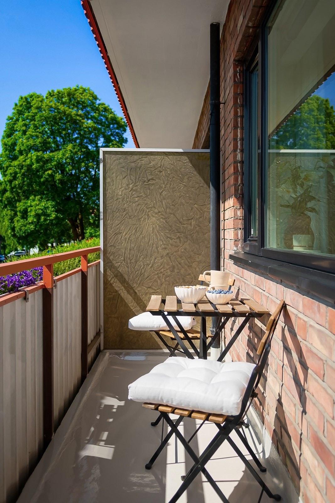 Balkongene er nylig oppgradert i regi av borettslaget. Skilleveggene gjenstår å byttes og det vil komme nye (estimert etter sommeren). Galleribilde