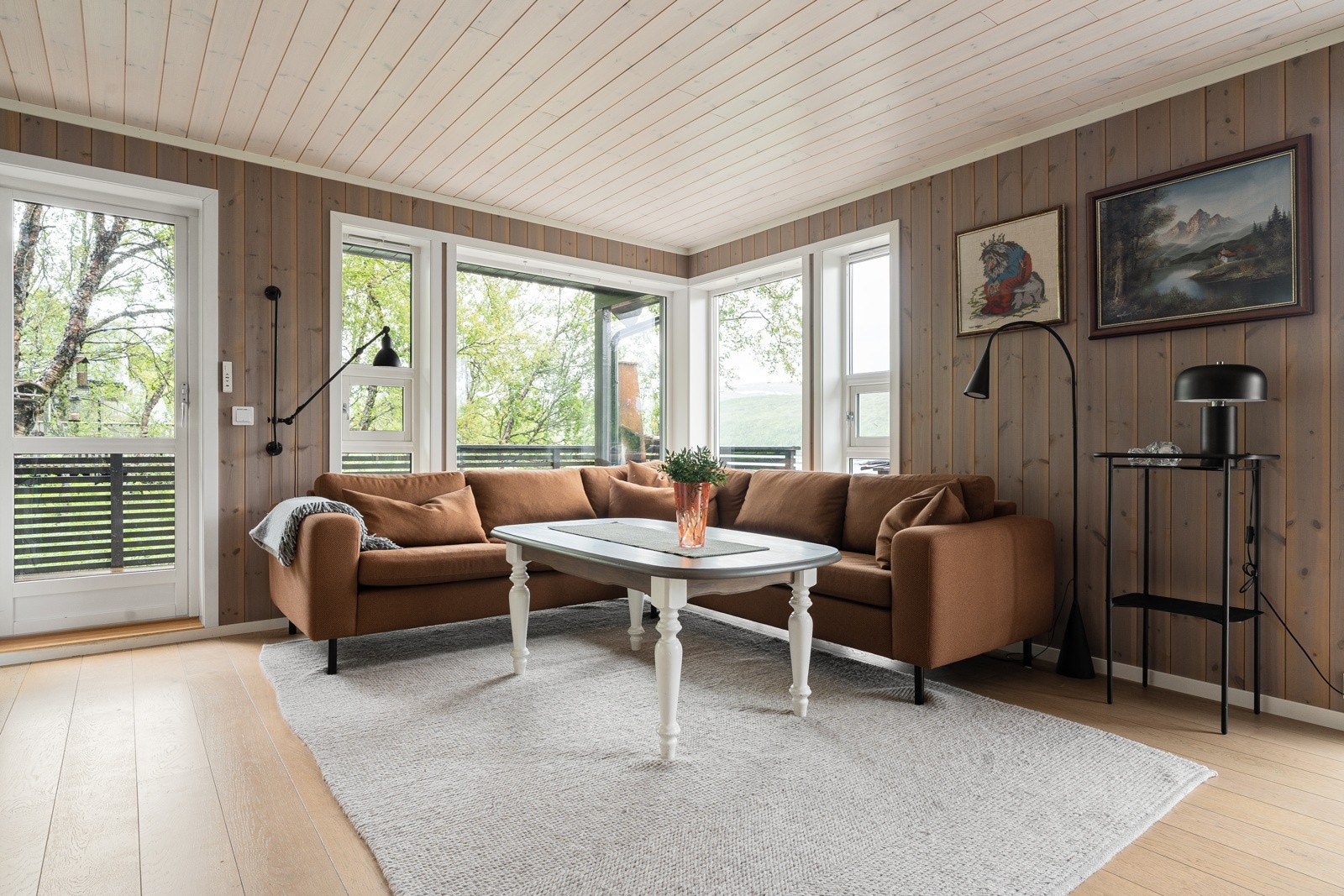 Lys og luftig stue med god plass til hele familien.