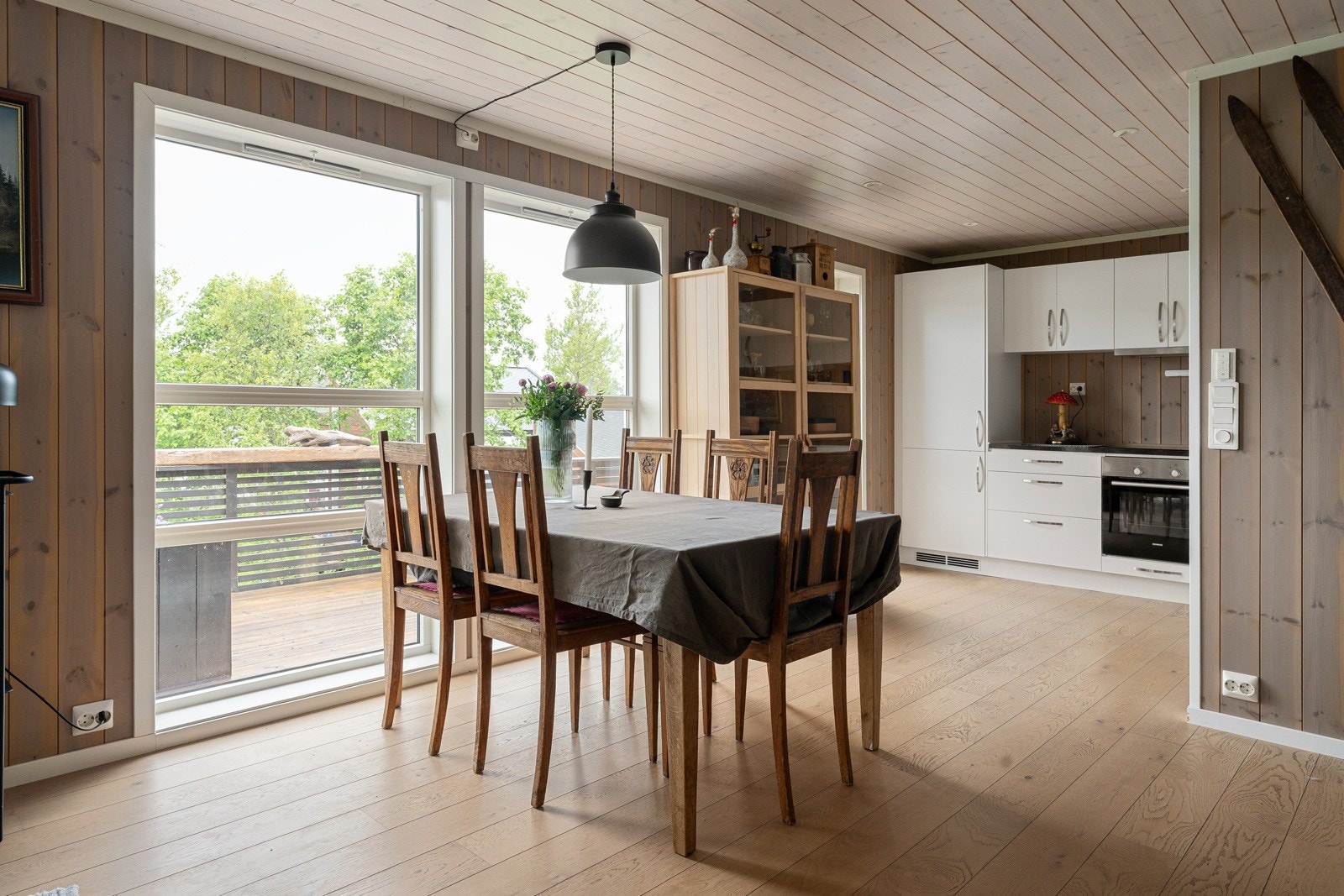 Store vindusflater skaper en naturlig overgang mellom inne- og uterom.