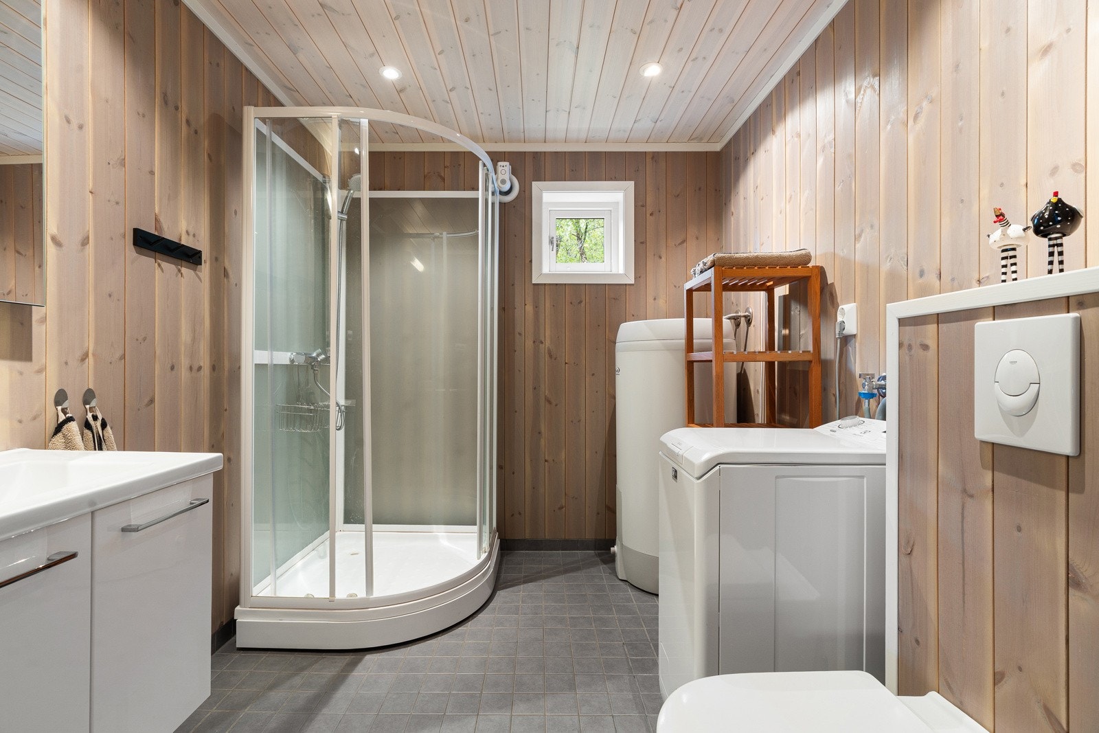Badet har opplegg for vaskemaskin hvilket gjør det enkelt å oppholde seg på hytta over lengre tid.