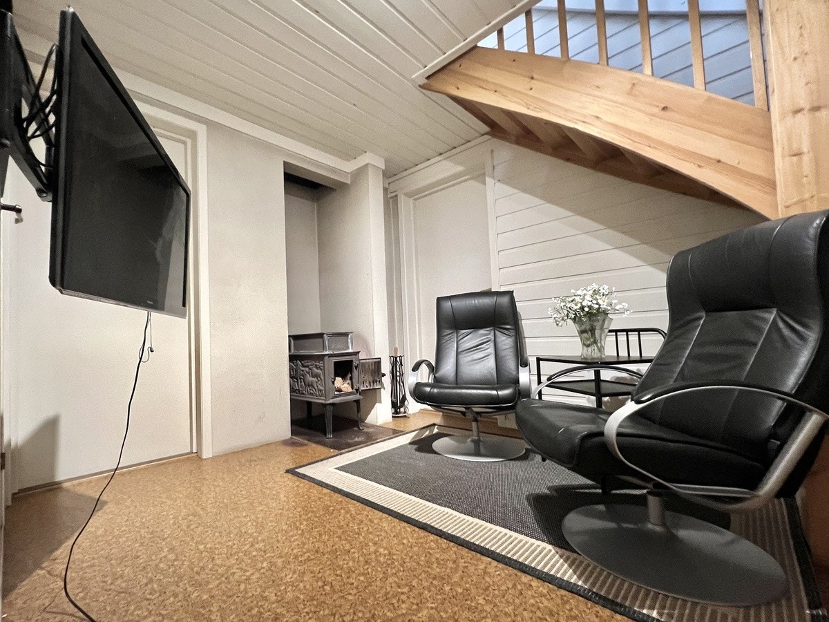 Kjellerstue med peis og tv. (Ekstra fryseskap i bod. Galleribilde