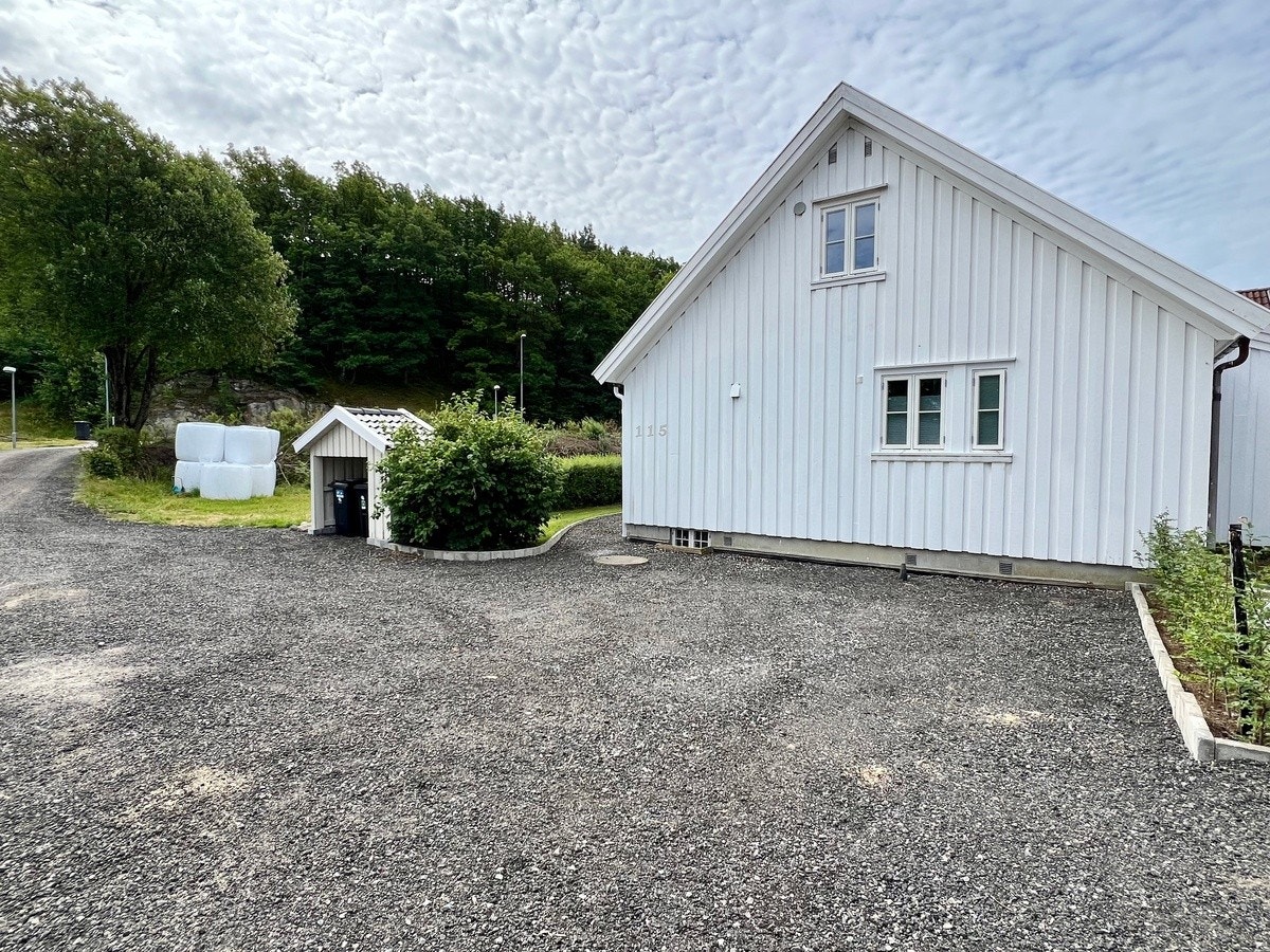 Parkeringsplass forbeholdt boligen. Mulighet for parkering til 3 biler. Galleribilde