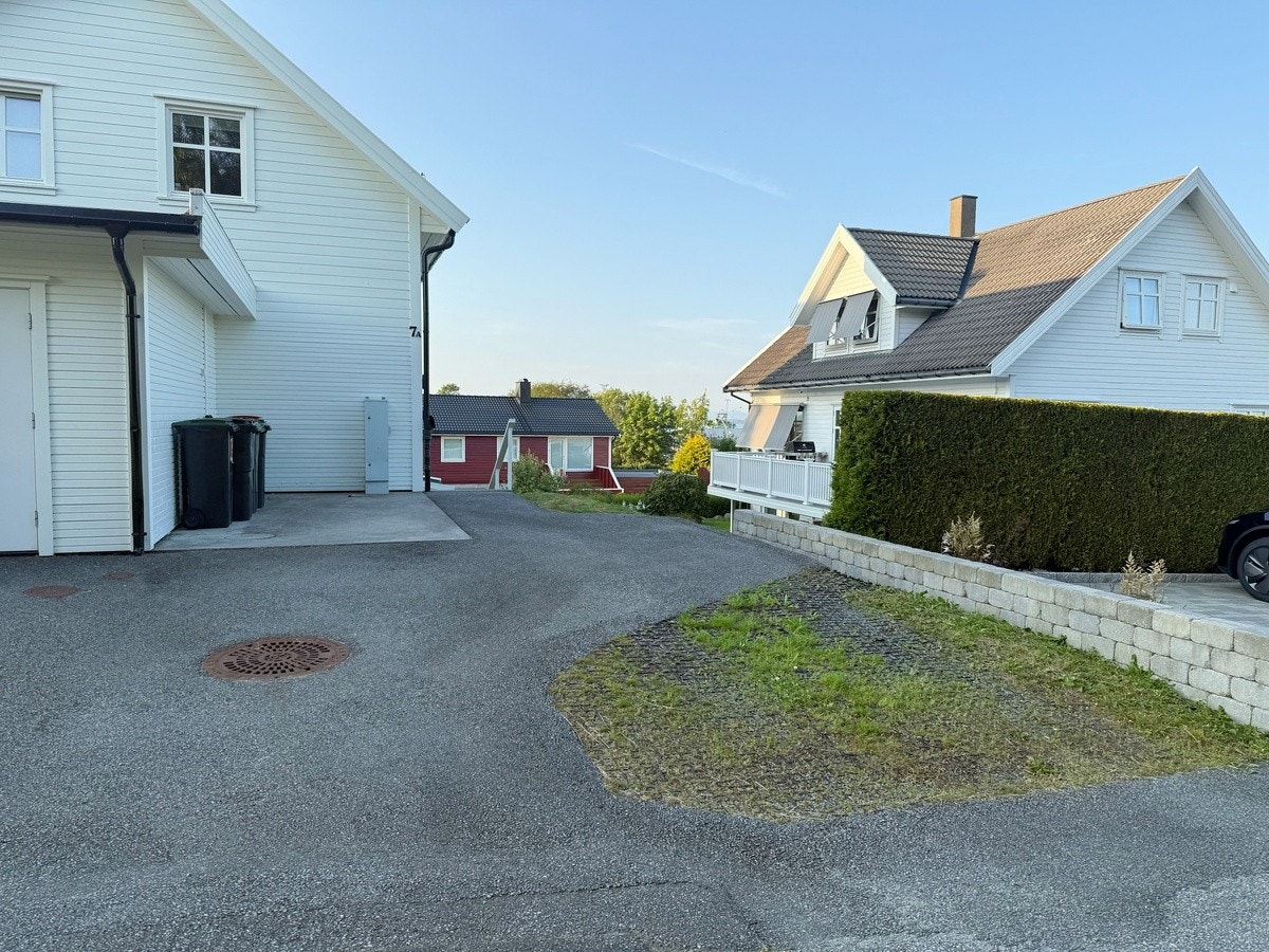 Parkering med plass til to biler Galleribilde