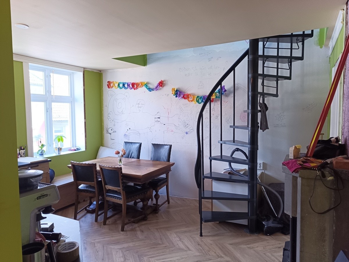 Spisestueveggen males denne uken og har i mellomtiden blitt dekorert Galleribilde