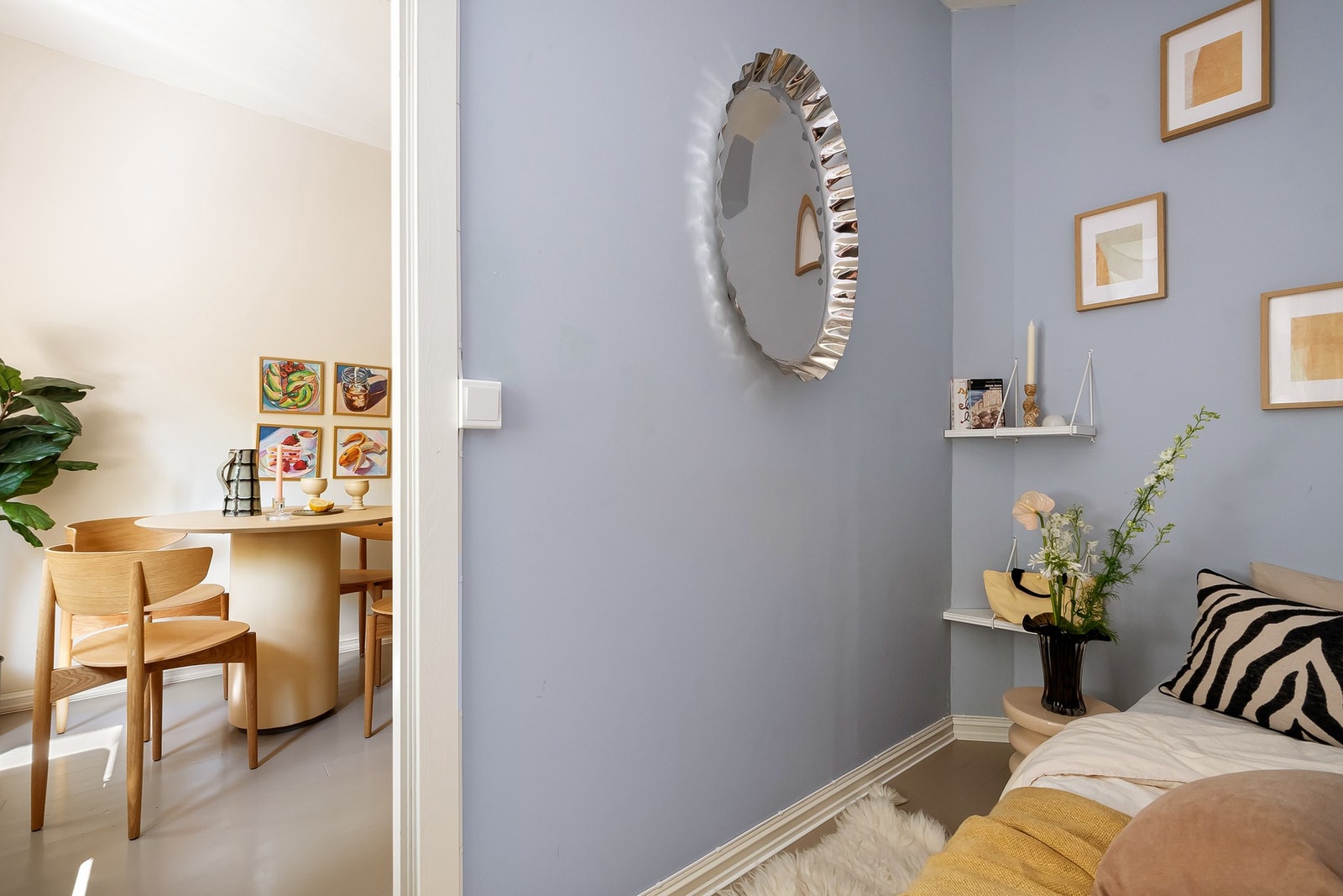 I stuen er det satt opp lettvegg med glassdør som gir et mindre soverom 2/kontor. Galleribilde