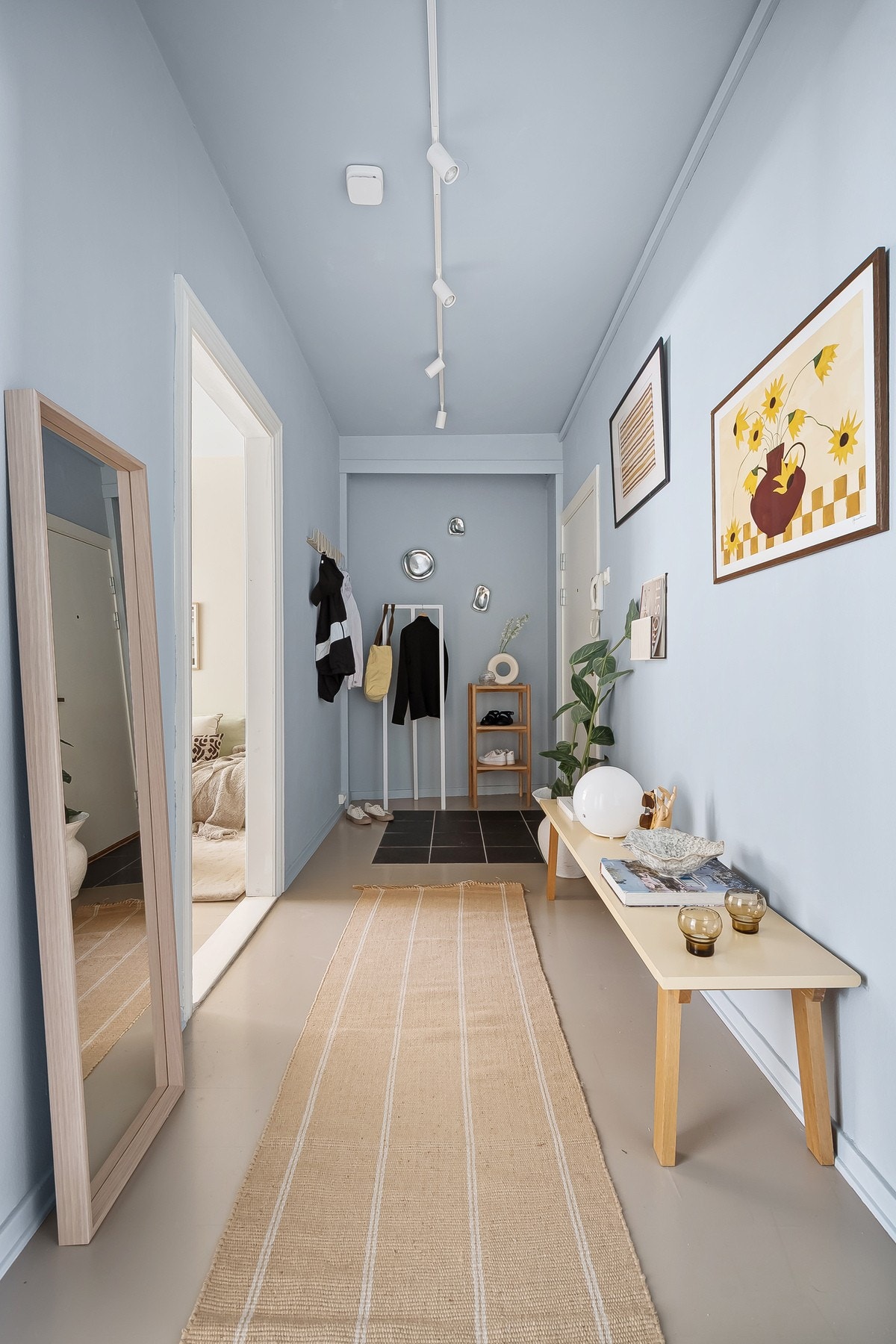 Du ønskes velkommen inn i en lys og romslig entré som er malt i en nydelig blåfarge. Galleribilde