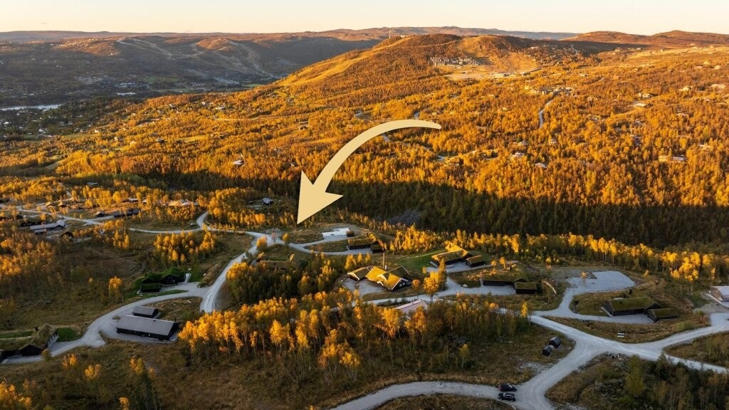 Budalsvegen 74 markert med pil – høyt og fritt beliggende på Budalsætra. Galleribilde
